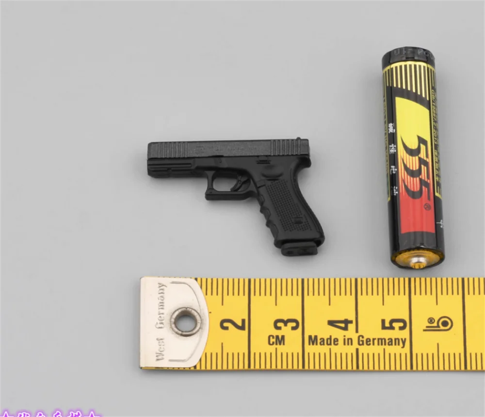 US. Soldier Doll The Secondary Weapon G17 Black Model with Holster PVC Material Sunglasses For 12" 1/6 EASY&SIMPLE ES 26065SS
US. Soldier Doll The Secondary Weapon G17 Black Model with Holster PVC Material Sunglasses For 12" 1/6 EASY&SIMPLE ES 26065SS