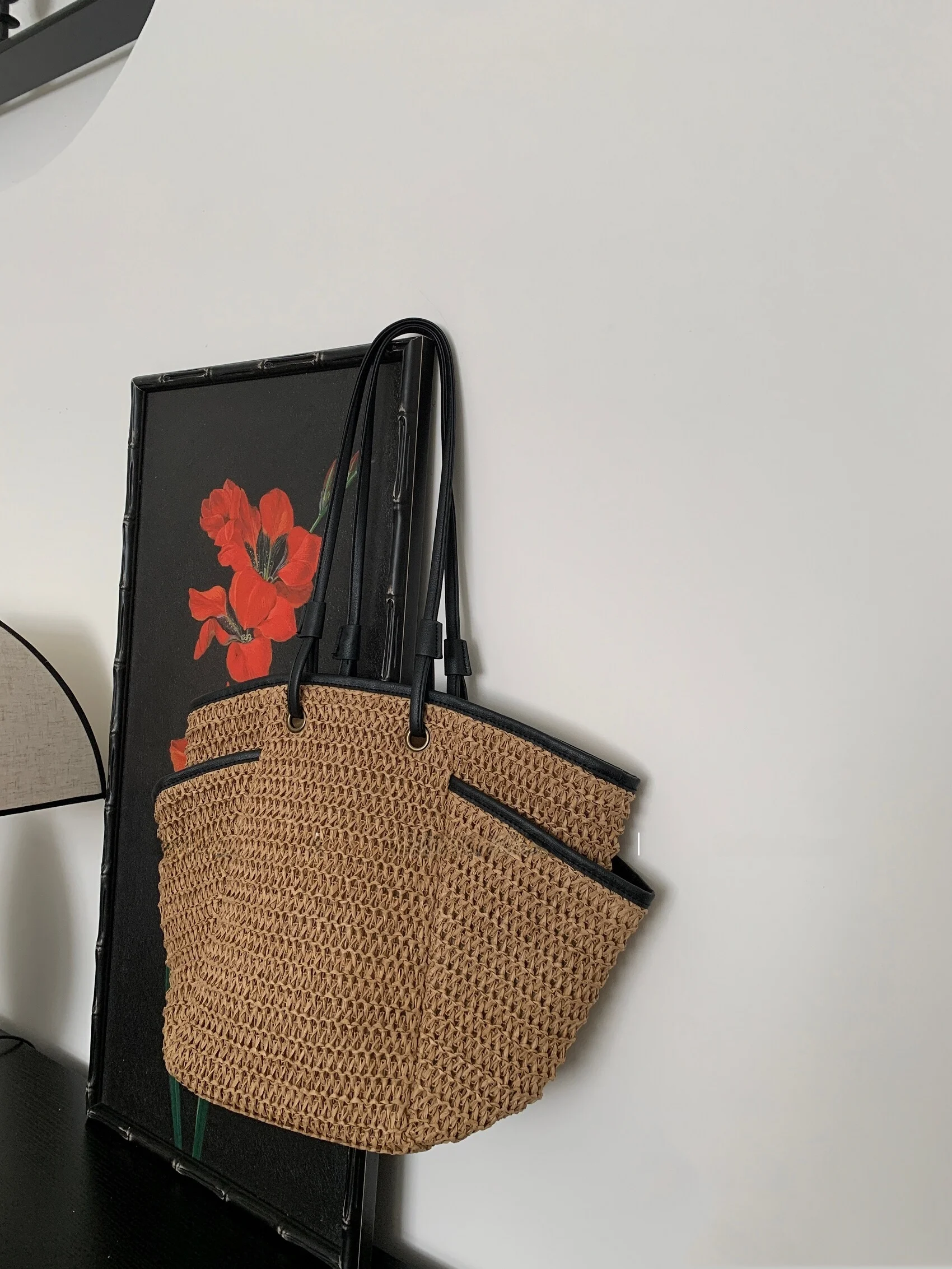IIECHOES Straw Woven Handbag Single Shoulder Beach Bag Casual Chic Style Versatile Accessory for All Skirts Love at First Sight
IIECHOES Straw Woven Handbag Single Shoulder Beach Bag Casual Chic Style Versatile Accessory for All Skirts Love at First Sight