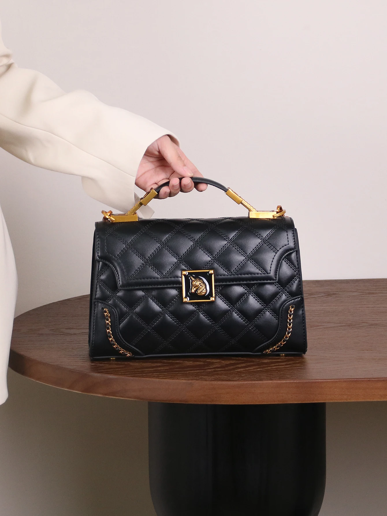 Fashion luxury handbag 2025 new high-quality temperament ladies handbag solid color rhombic niche design advanced sense of heavy
Fashion luxury handbag 2025 new high-quality temperament ladies handbag solid color rhombic niche design advanced sense of heavy