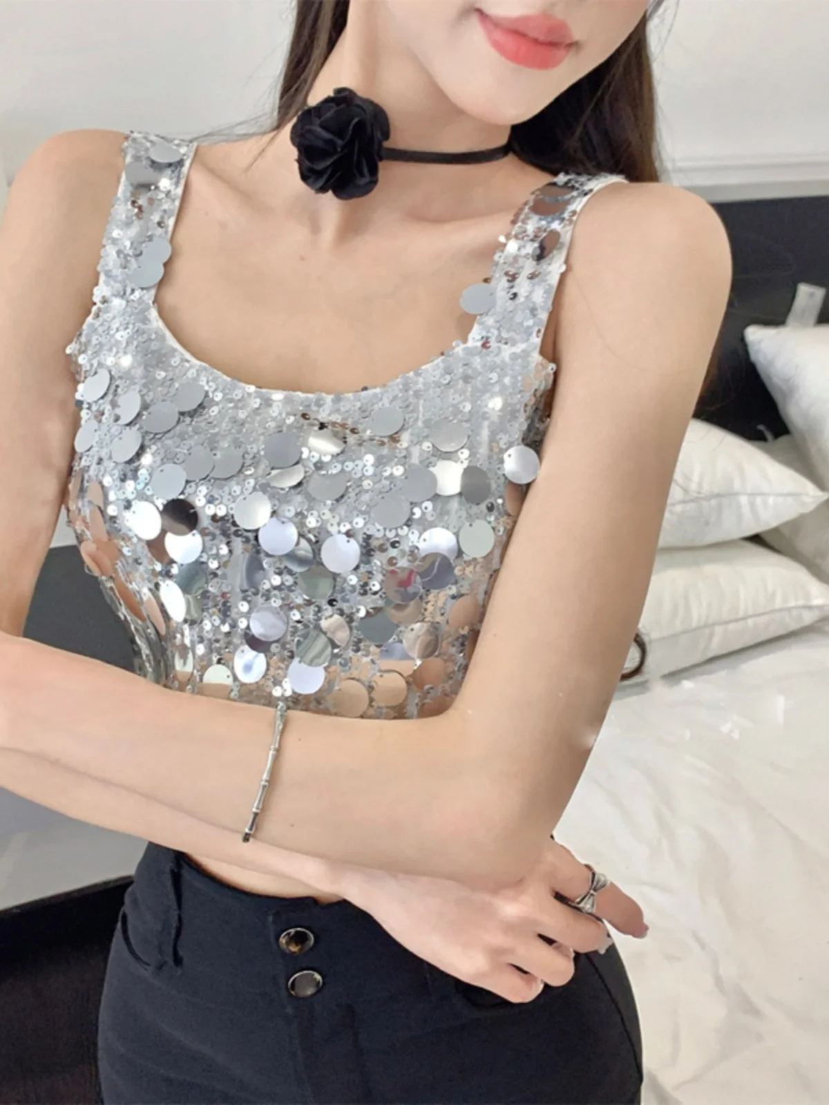 Сексуальный укороченный топ с пайетками, жилет на бретелях, клубная женская одежда, блестящий, модный, для повседневной носки, облегающий силуэт
Сексуальный укороченный топ с пайетками, жилет на бретелях, клубная женская одежда, блестящий, модный, для повседневной носки, облегающий силуэт