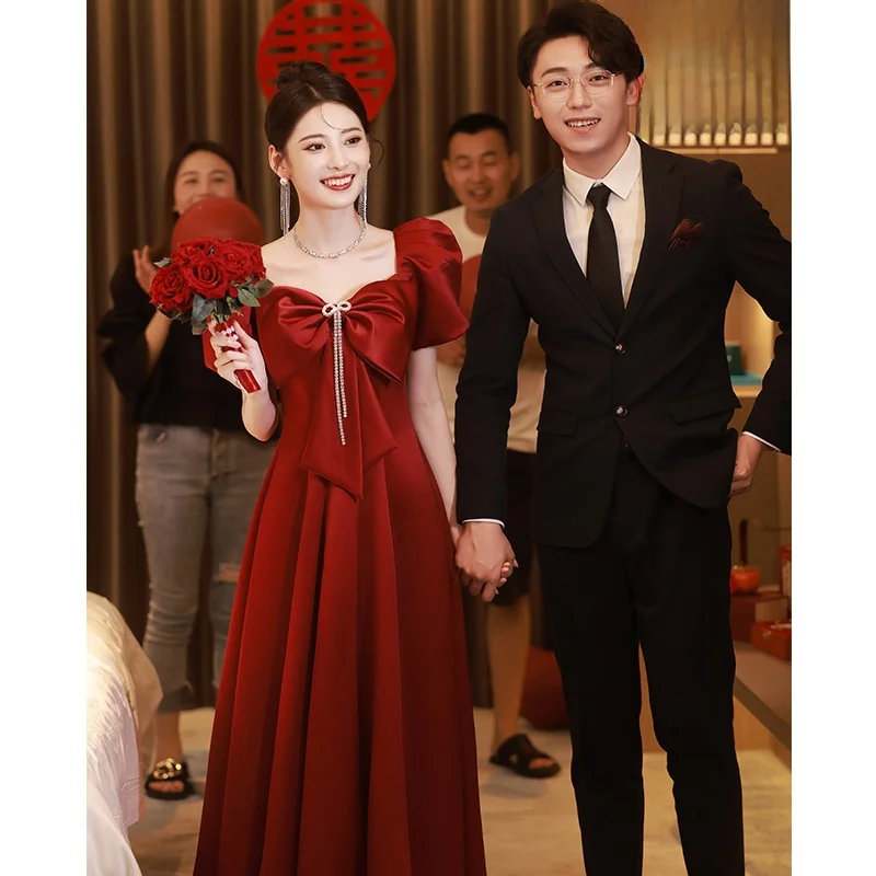 Свадебное платье из атласа цвета красного вина с квадратным вырезом, большие размеры, новинка весенней коллекции, элегантное и эффектное.
Свадебное платье из атласа цвета красного вина с квадратным вырезом, большие размеры, новинка весенней коллекции, элегантное и эффектное.