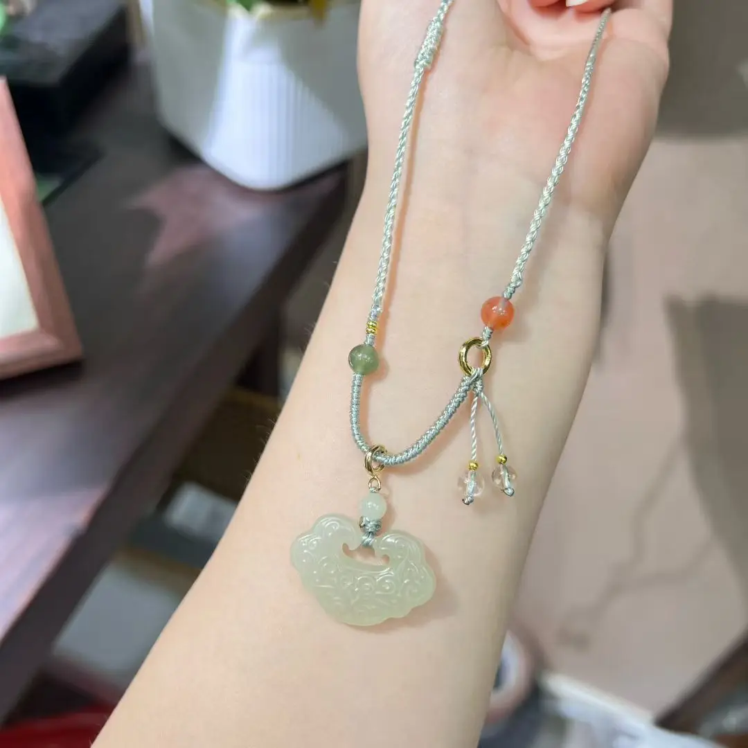 Natural Hetian jade clear water Baifu lock pendant pendant popular national style Ruyi versatile gift
Natural Hetian jade clear water Baifu lock pendant pendant popular national style Ruyi versatile gift