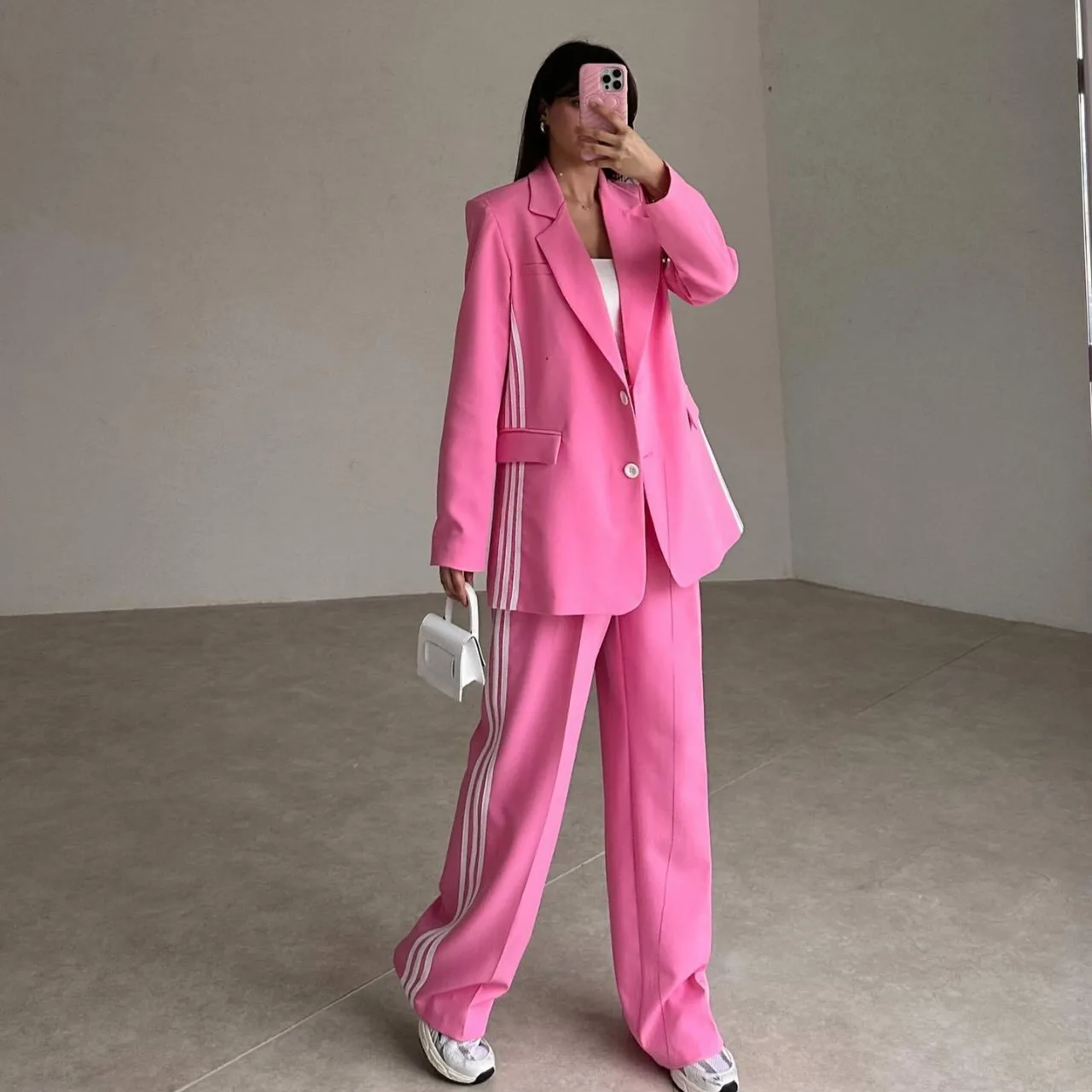 Модный пригородный комплект из двух предметов, осенний новый офисный женский однотонный пиджак с длинными рукавами, полосатый брючный костюм с высокой талией для женщин
Модный пригородный комплект из двух предметов, осенний новый офисный женский однотонный пиджак с длинными рукавами, полосатый брючный костюм с высокой талией для женщин