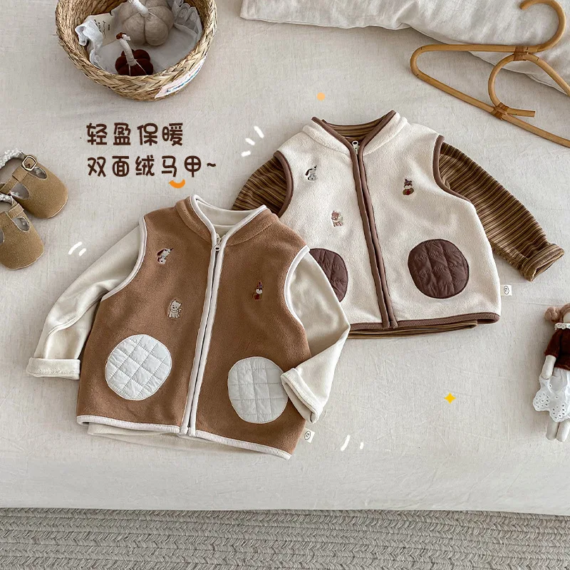 Детский двусторонний бархатный жилет, новинка 2024, зимняя стильная корейская версия для мальчиков, зимняя одежда с вышивкой мультфильма для малышей
Детский двусторонний бархатный жилет, новинка 2024, зимняя стильная корейская версия для мальчиков, зимняя одежда с вышивкой мультфильма для малышей