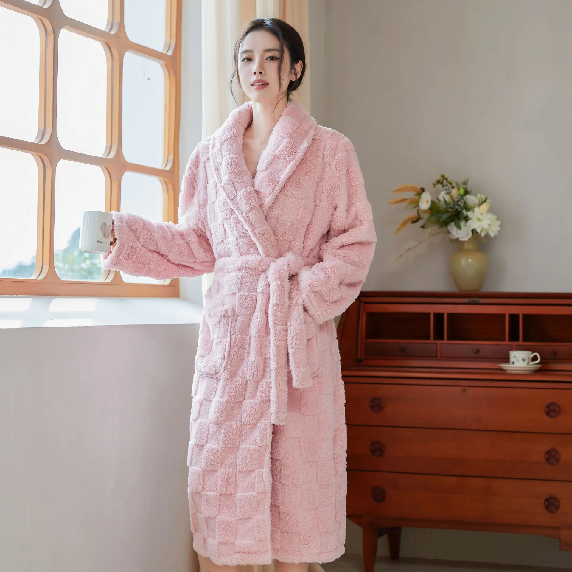 Winter New Warm Women Long Bathrobe Robes Coral Fleece Sleepwear Female Flannel Kimono Nightwear Dressing Gown grid Hotel Robe
Winter New Warm Women Long Bathrobe Robes Coral Fleece Sleepwear Female Flannel Kimono Nightwear Dressing Gown grid Hotel Robe