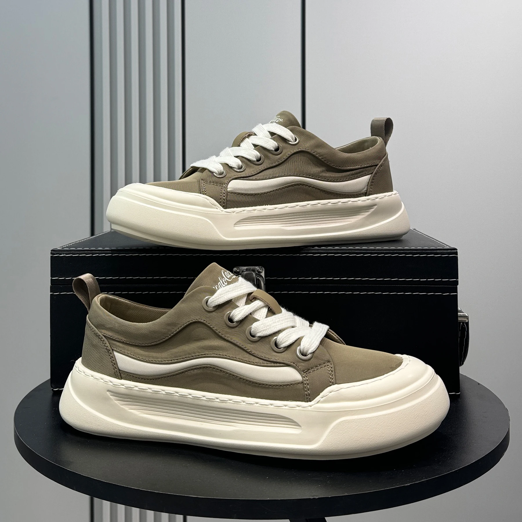 Холщовая мужская обувь в стиле ретро, дышащая повседневная обувь на низком ходу на плоской подошве, мужские кроссовки стелькой на толстой подошве, увеличивающие рост
Холщовая мужская обувь в стиле ретро, дышащая повседневная обувь на низком ходу на плоской подошве, мужские кроссовки стелькой на толстой подошве, увеличивающие рост