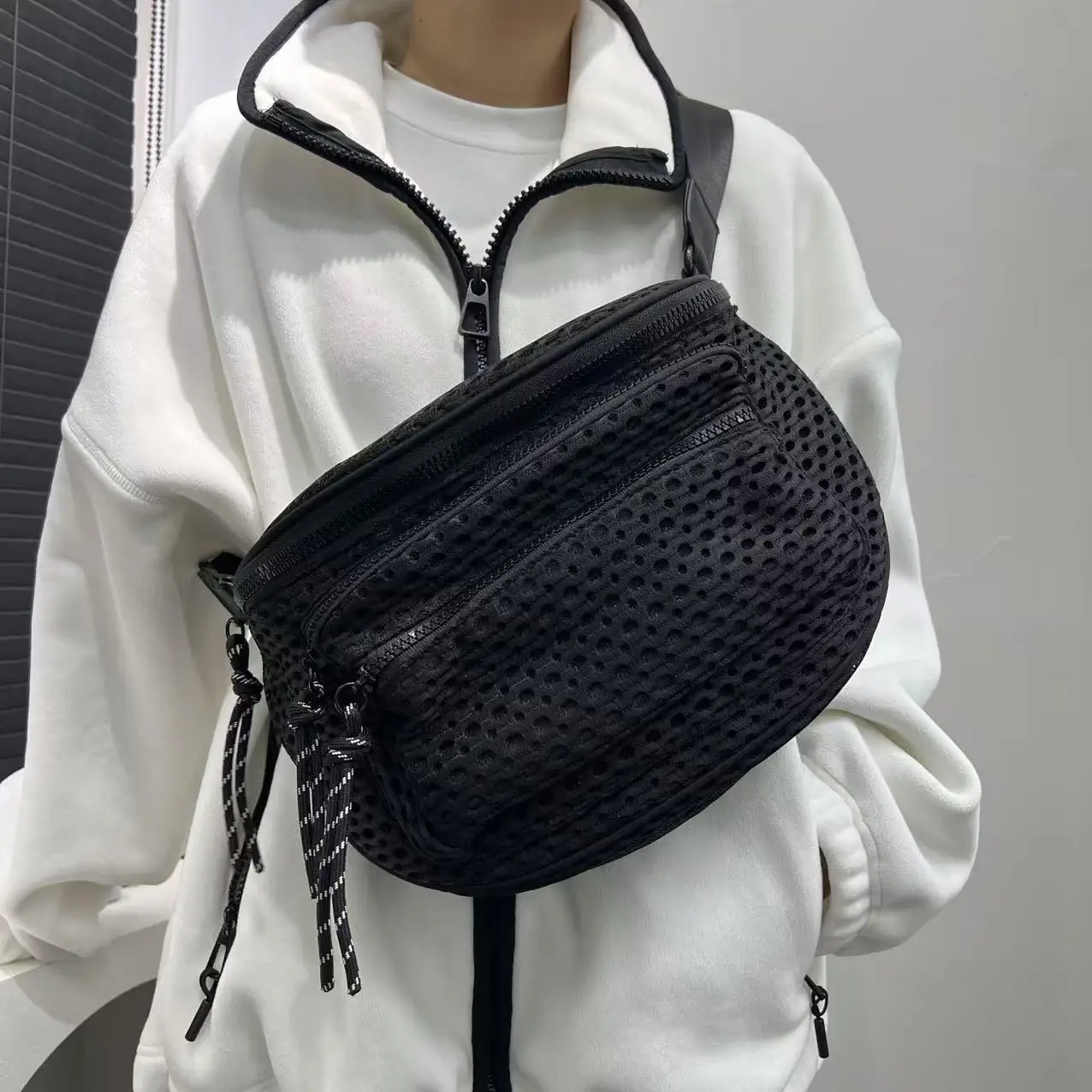 Ladies' fashionable mesh lightweight chest bag, semi-circular casual sports running crossbody bag
Ladies' fashionable mesh lightweight chest bag, semi-circular casual sports running crossbody bag