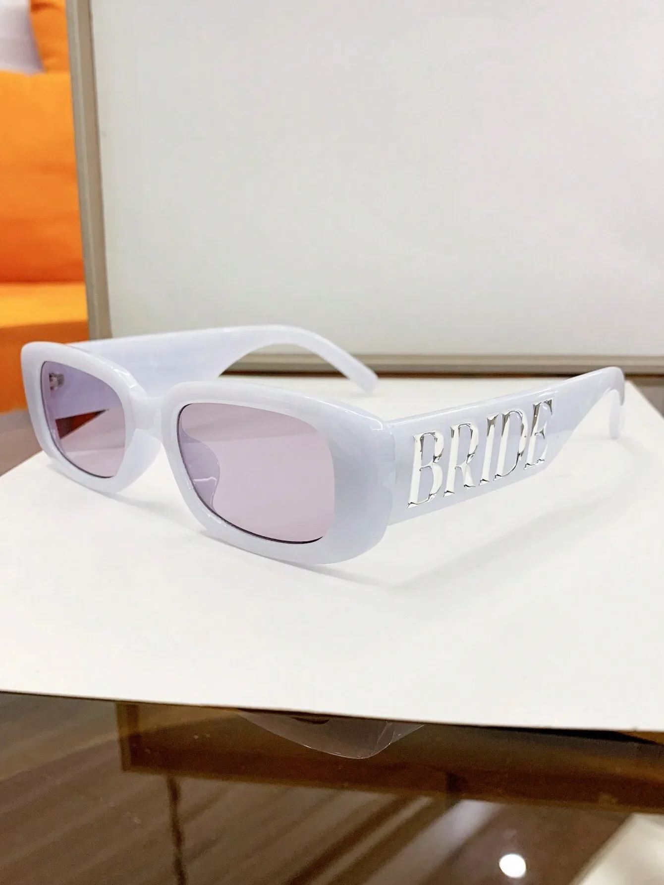 1 Pair Women's Square Small Frame Jelly White Personalized Contrast Color Fashion Glasses, Suitable For Summer Beach, Outdoor Travel And Other Occasions
1 Pair Women's Square Small Frame Jelly White Personalized Contrast Color Fashion Glasses, Suitable For Summer Beach, Outdoor Travel And Other Occasions