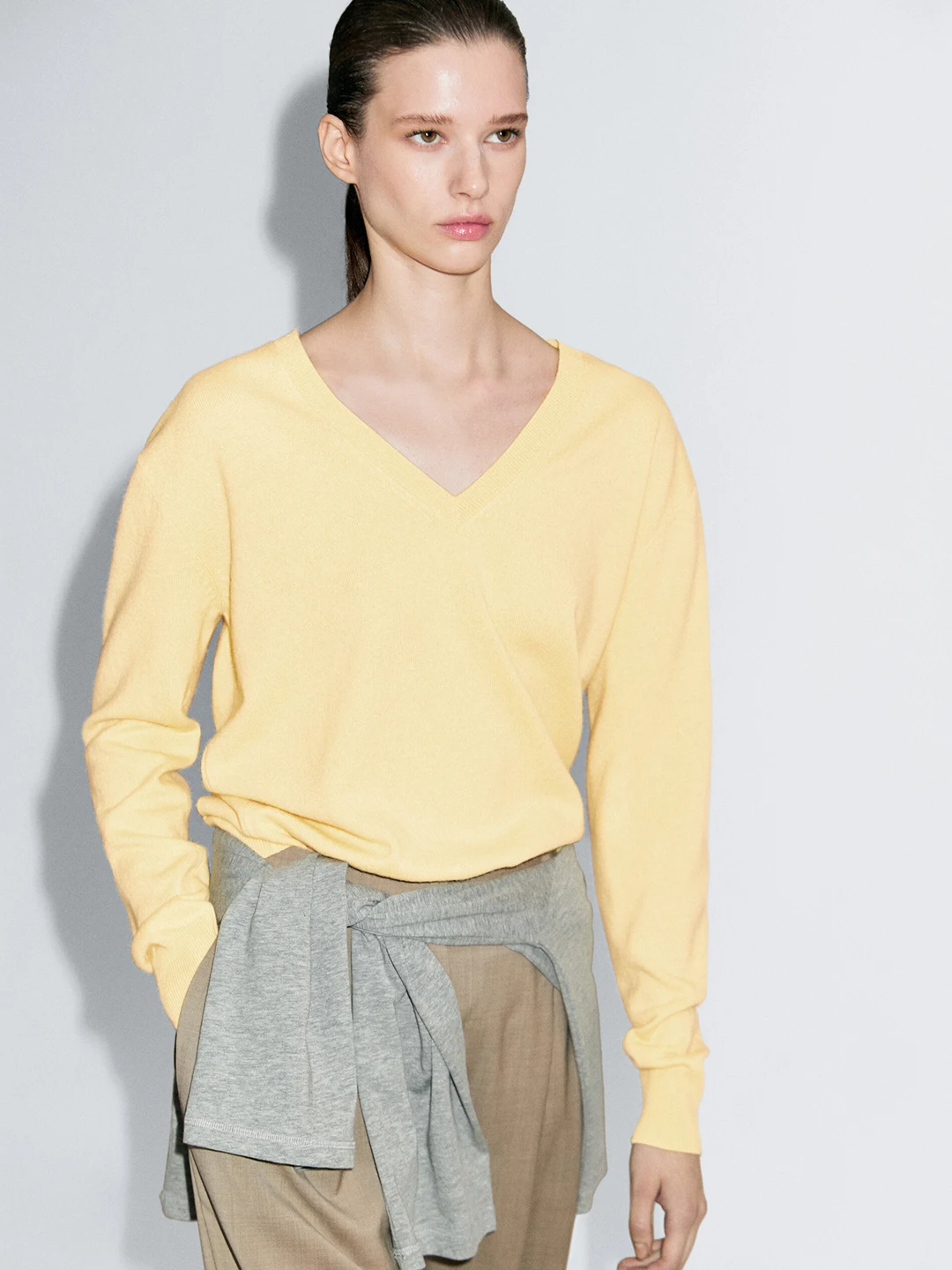 Новый осенне-зимний повседневный вязаный свитер с глубоким V-образным вырезом, желтый, мягкий, с длинными рукавами, для женщин, модный, для офиса
Новый осенне-зимний повседневный вязаный свитер с глубоким V-образным вырезом, желтый, мягкий, с длинными рукавами, для женщин, модный, для офиса