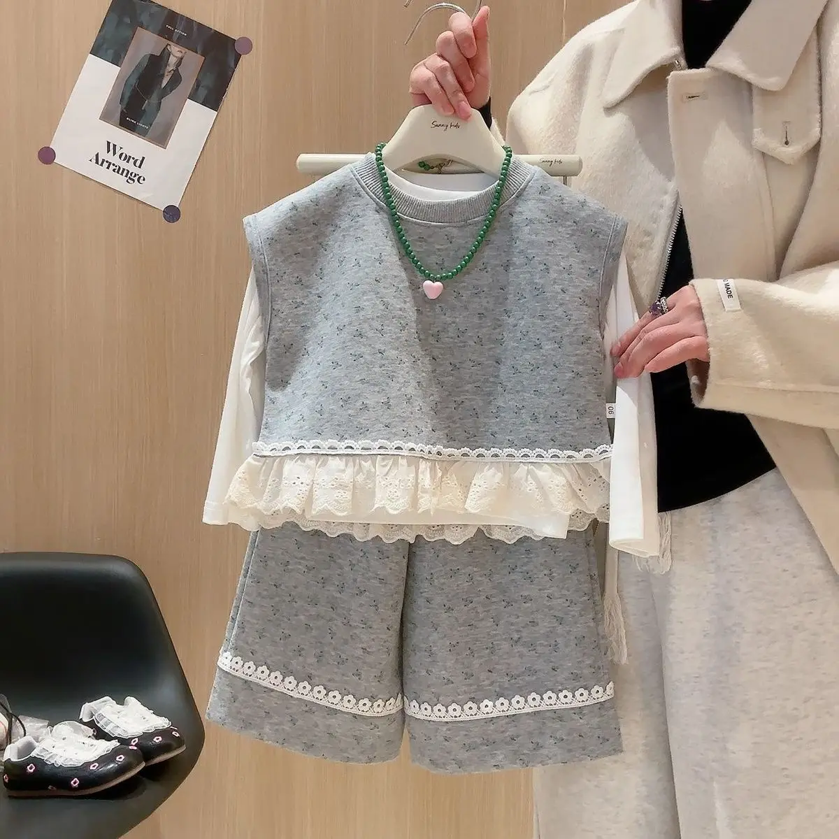 Baby and Girl Set Spring and Autumn New Children's Floral Lace Vest+Bottom Shirt+Wide Leg Pants 3-Piece Set
Baby and Girl Set Spring and Autumn New Children's Floral Lace Vest+Bottom Shirt+Wide Leg Pants 3-Piece Set