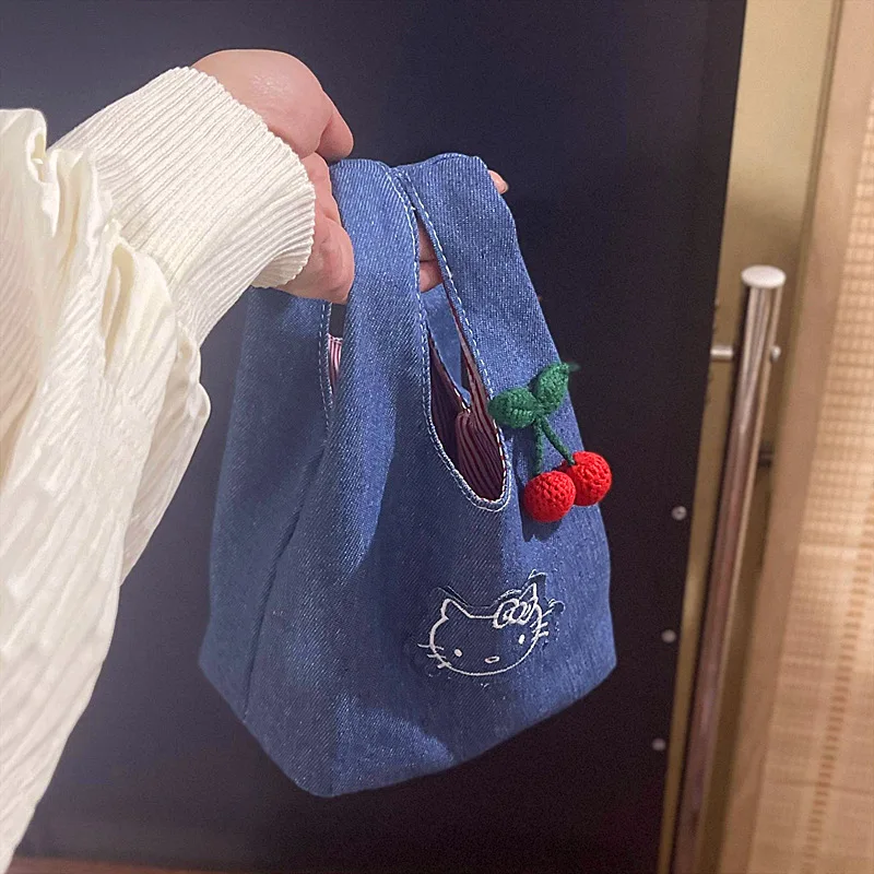 Милая ковбойская сумка с вышивкой Kawaii Sanrio Hellokitty, прогулочная сумка, портативная компактная сумка для езды на работу, сумка Bento
Милая ковбойская сумка с вышивкой Kawaii Sanrio Hellokitty, прогулочная сумка, портативная компактная сумка для езды на работу, сумка Bento