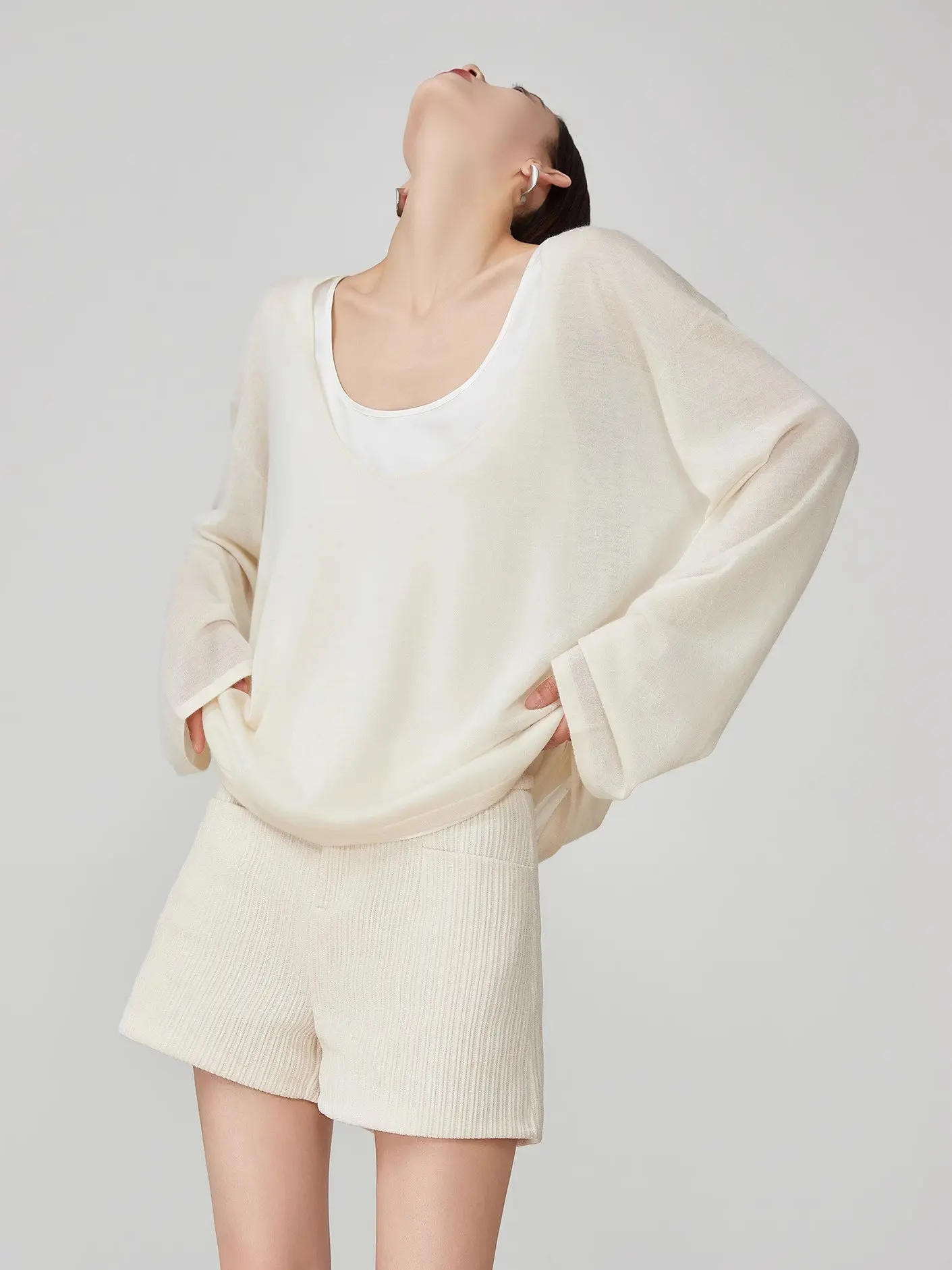 Свободная женская вязаная футболка с длинным рукавом и U-образным вырезом, летняя новинка в корейском стиле, для защиты от УФ-излучения, модный топ
Свободная женская вязаная футболка с длинным рукавом и U-образным вырезом, летняя новинка в корейском стиле, для защиты от УФ-излучения, модный топ