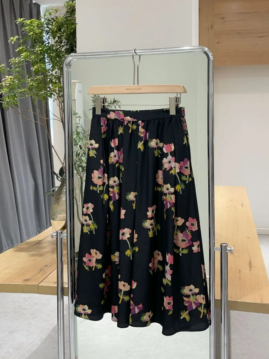 Noxulara: Новая летняя коллекция 2026 – Корейская юбка А-силуэта из двойного муслина с шелковым цветочным принтом и полуэластичным поясом
Noxulara: Новая летняя коллекция 2026 – Корейская юбка А-силуэта из двойного муслина с шелковым цветочным принтом и полуэластичным поясом