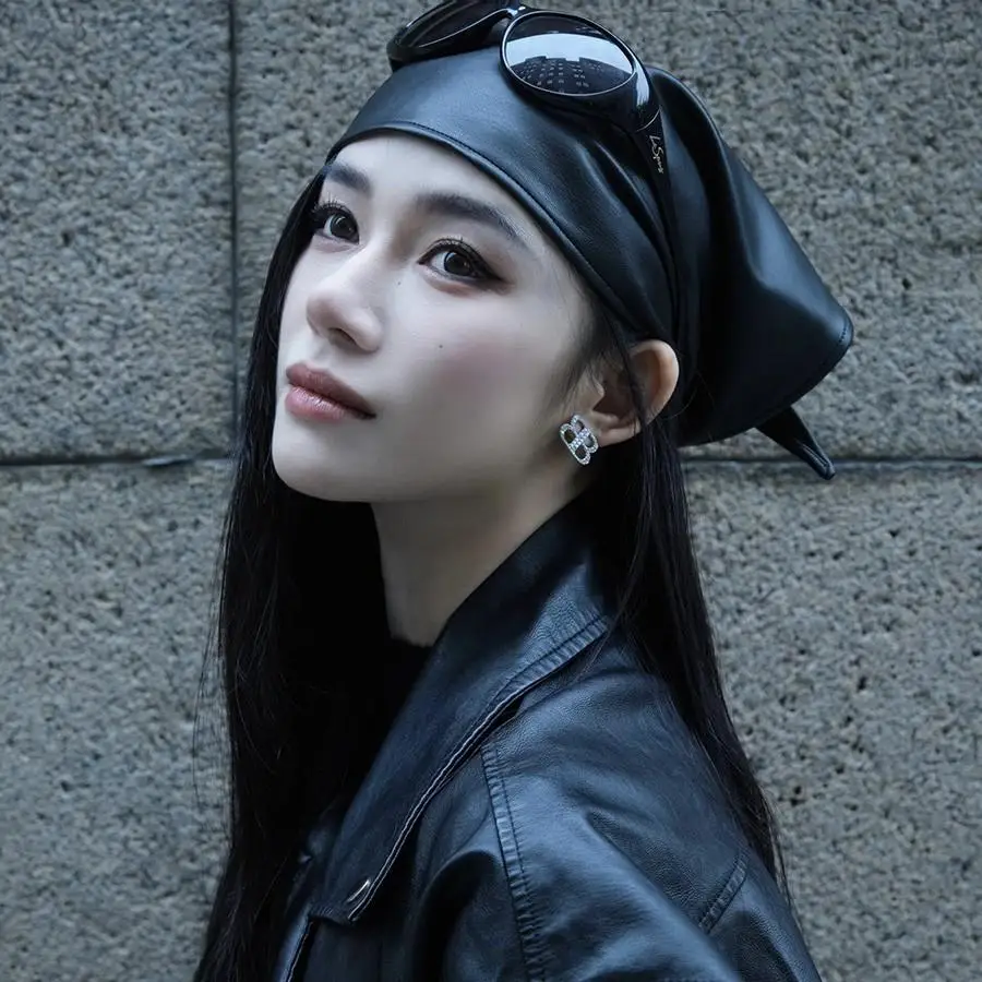 Винтажный черный кожаный платок Y2K Spicy Girls для женщин, большие шарфы в стиле хип-хоп, банданы из искусственной кожи, треугольный шарф
Винтажный черный кожаный платок Y2K Spicy Girls для женщин, большие шарфы в стиле хип-хоп, банданы из искусственной кожи, треугольный шарф