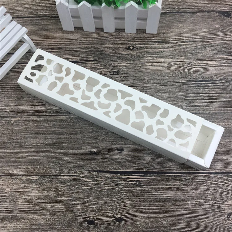 200pcs Hollow Long Macaron Cake Packaging Box Dessert Box Chocolate Biscuit Baking Packaging West Point Box SN2338
200pcs Hollow Long Macaron Cake Packaging Box Dessert Box Chocolate Biscuit Baking Packaging West Point Box SN2338