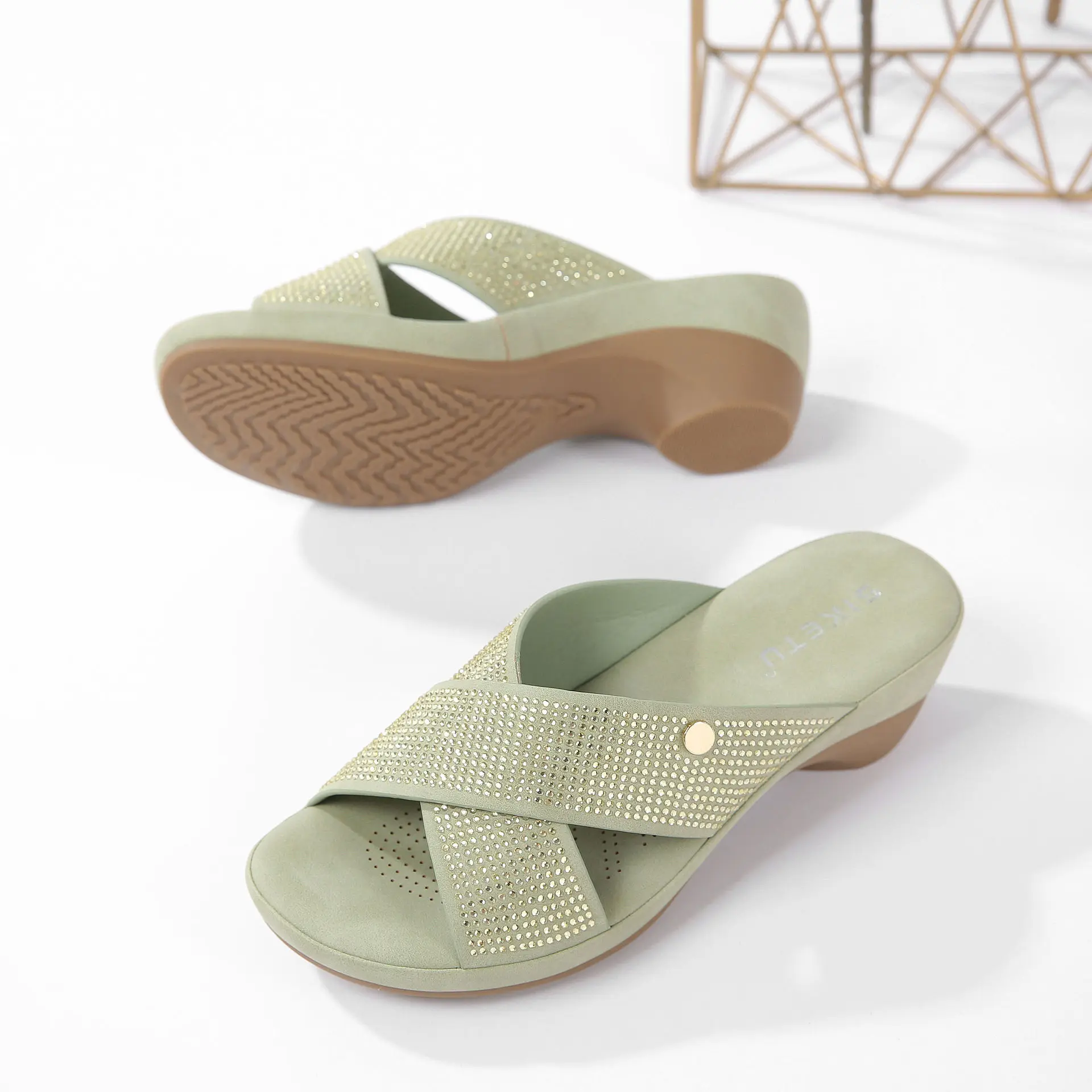 Новые женские сандалии на танкетке с открытым носком, украшенные стразами, весна-лето 2026, модные, нескользящие, для повседневной носки
Новые женские сандалии на танкетке с открытым носком, украшенные стразами, весна-лето 2026, модные, нескользящие, для повседневной носки