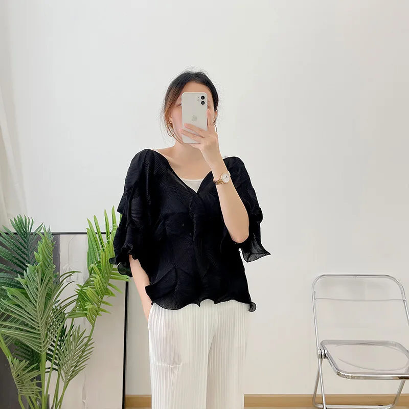 Pleated V-neck Top 2022 Summer New White Diamond Pleated Short T-shirt Bottoming Ocean Air Pressure Pleated Women's Top
Pleated V-neck Top 2022 Summer New White Diamond Pleated Short T-shirt Bottoming Ocean Air Pressure Pleated Women's Top