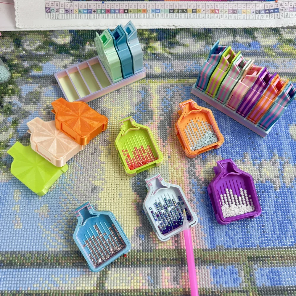 Upgraded Mini Diamond Art Trays with Lids,7pcs Diamond Painting Trays with Storage Base,Diamond Art Accessories and Tools
Upgraded Mini Diamond Art Trays with Lids,7pcs Diamond Painting Trays with Storage Base,Diamond Art Accessories and Tools