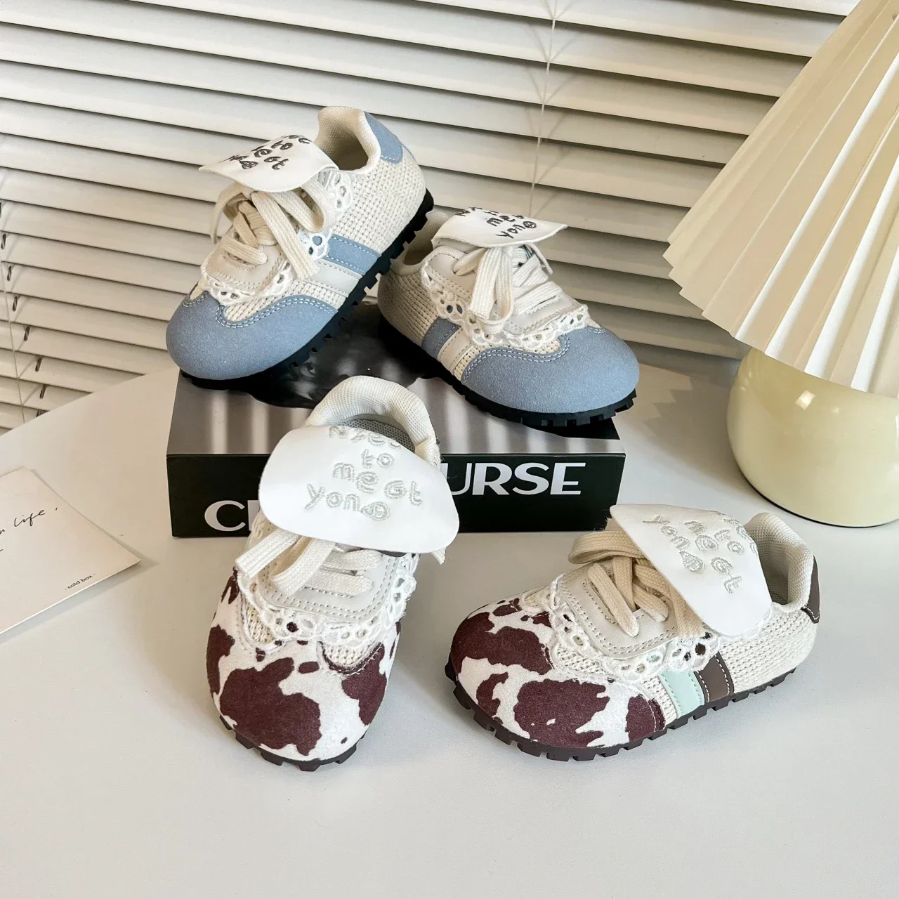 Детская спортивная обувь с круглым носком ярких цветов, весна-осень 202, повседневная обувь для девочек, нескользящая мягкая подошва, детская дышащая сетка на плоской подошве
Детская спортивная обувь с круглым носком ярких цветов, весна-осень 202, повседневная обувь для девочек, нескользящая мягкая подошва, детская дышащая сетка на плоской подошве