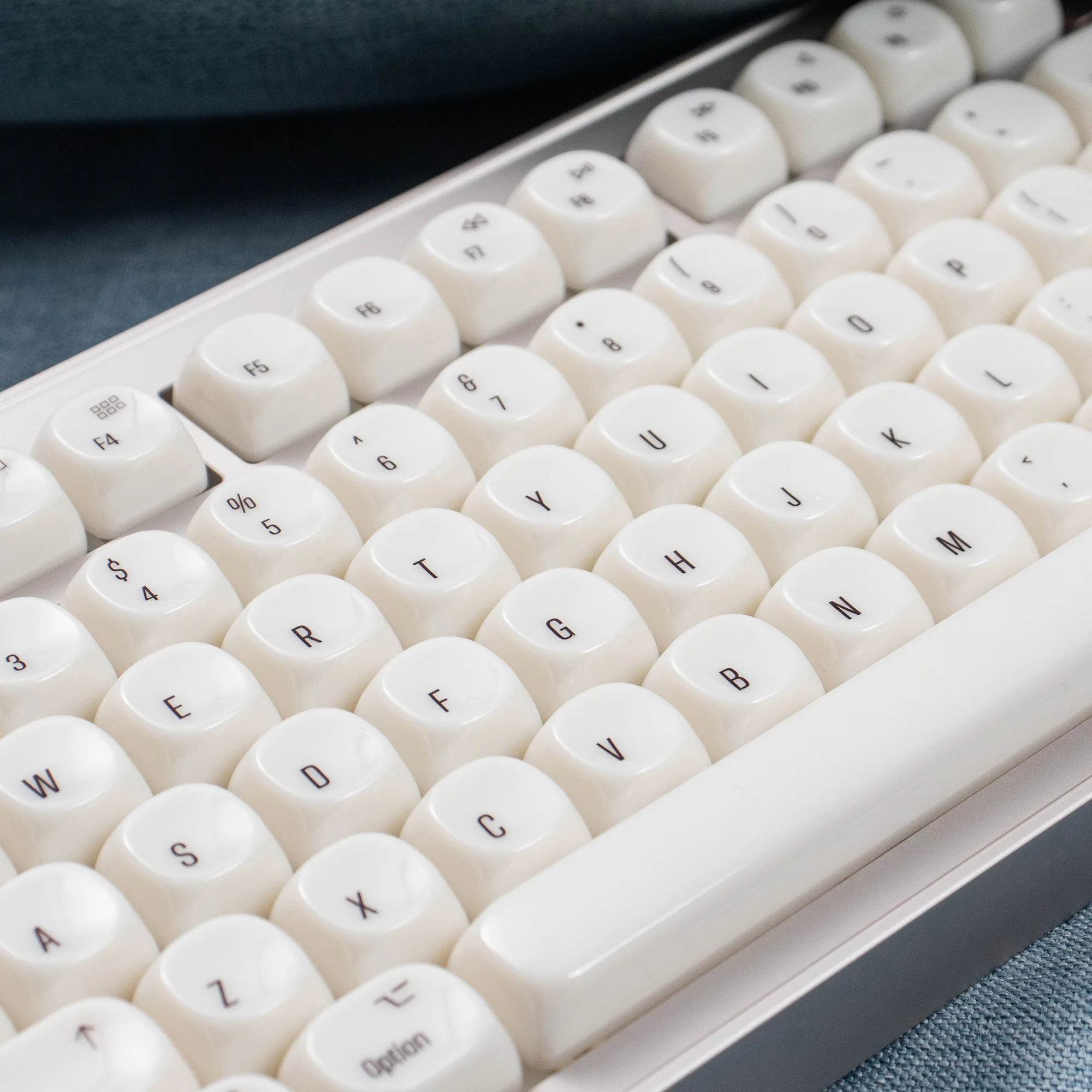 138 Keys Minimalist White Keycaps Double shot MOA Keycaps Glossy Translucent keycaps For MAC Mechanical Keyboard Rainy75 Hi75
138 Keys Minimalist White Keycaps Double shot MOA Keycaps Glossy Translucent keycaps For MAC Mechanical Keyboard Rainy75 Hi75
