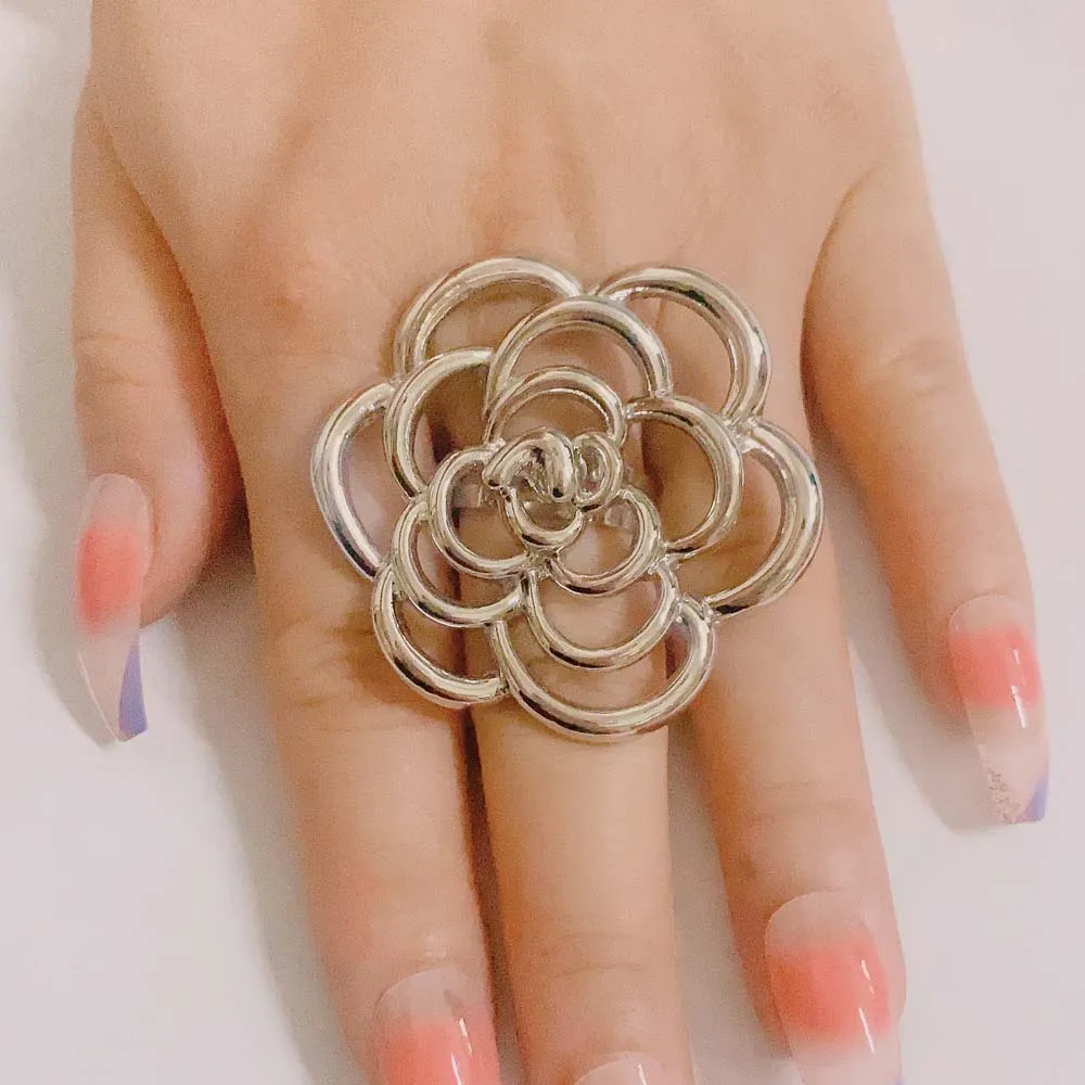 Легкие роскошные серьги-гвоздики с цветком в стиле ретро для женщин, персонализированные и модные женские серьги в уличном стиле, оптовая продажа ювелирных изделий
Легкие роскошные серьги-гвоздики с цветком в стиле ретро для женщин, персонализированные и модные женские серьги в уличном стиле, оптовая продажа ювелирных изделий