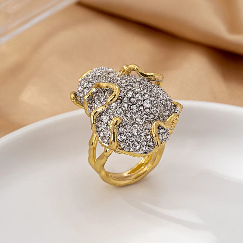 Light luxury retro full-diamond irregular high-end two-tone ring, originally designed by talented designers from Europe and the
Light luxury retro full-diamond irregular high-end two-tone ring, originally designed by talented designers from Europe and the