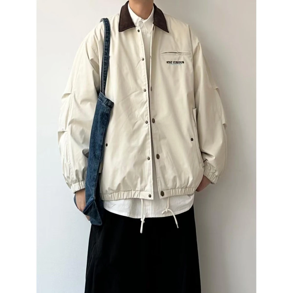 Весенне-осеннее мужское пальто свободного кроя в стиле стритвир, модное, в стиле Харадзюку, корейская версия, повседневное пальто
Весенне-осеннее мужское пальто свободного кроя в стиле стритвир, модное, в стиле Харадзюку, корейская версия, повседневное пальто