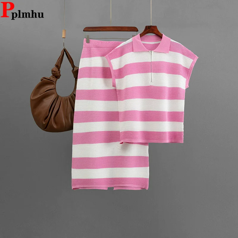 Korean Striped Design Knitted 2 Piece Sets Women Polo Neck Zipper Sleeveless Tops Conjuntos High Waist Skirts Outfit Outfit New
Korean Striped Design Knitted 2 Piece Sets Women Polo Neck Zipper Sleeveless Tops Conjuntos High Waist Skirts Outfit Outfit New