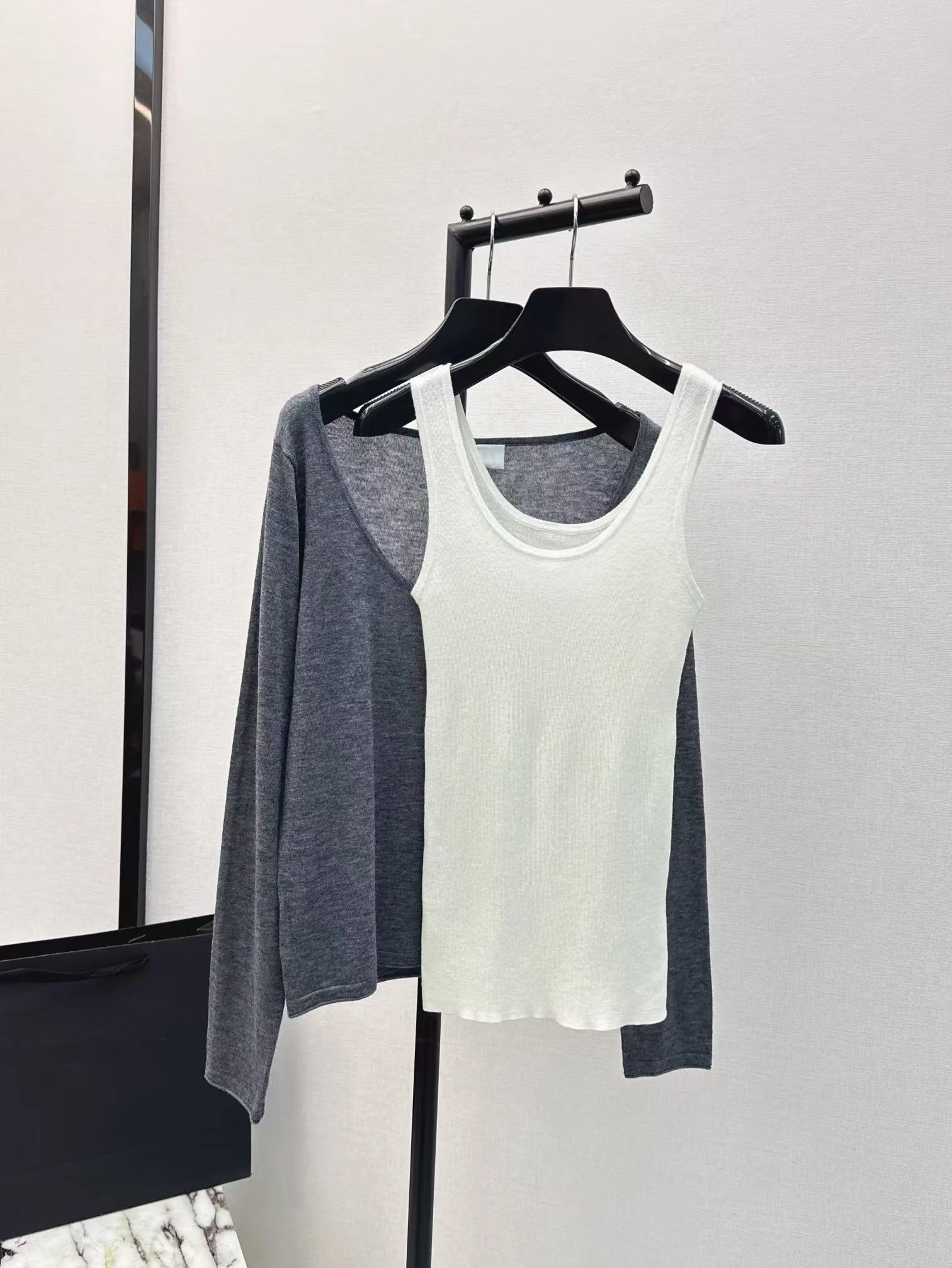 24 early autumn new knitted two-piece set, loose long sleeved pullover+white vest, fashionable and versatile
24 early autumn new knitted two-piece set, loose long sleeved pullover+white vest, fashionable and versatile