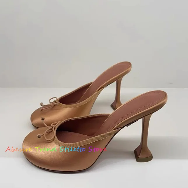 Silks Round Headed Wine Glass Heel Mules Women Bow Decor High Heel Fashion Runway Show Plus Size Women's Shoes Slippers
Silks Round Headed Wine Glass Heel Mules Women Bow Decor High Heel Fashion Runway Show Plus Size Women's Shoes Slippers
