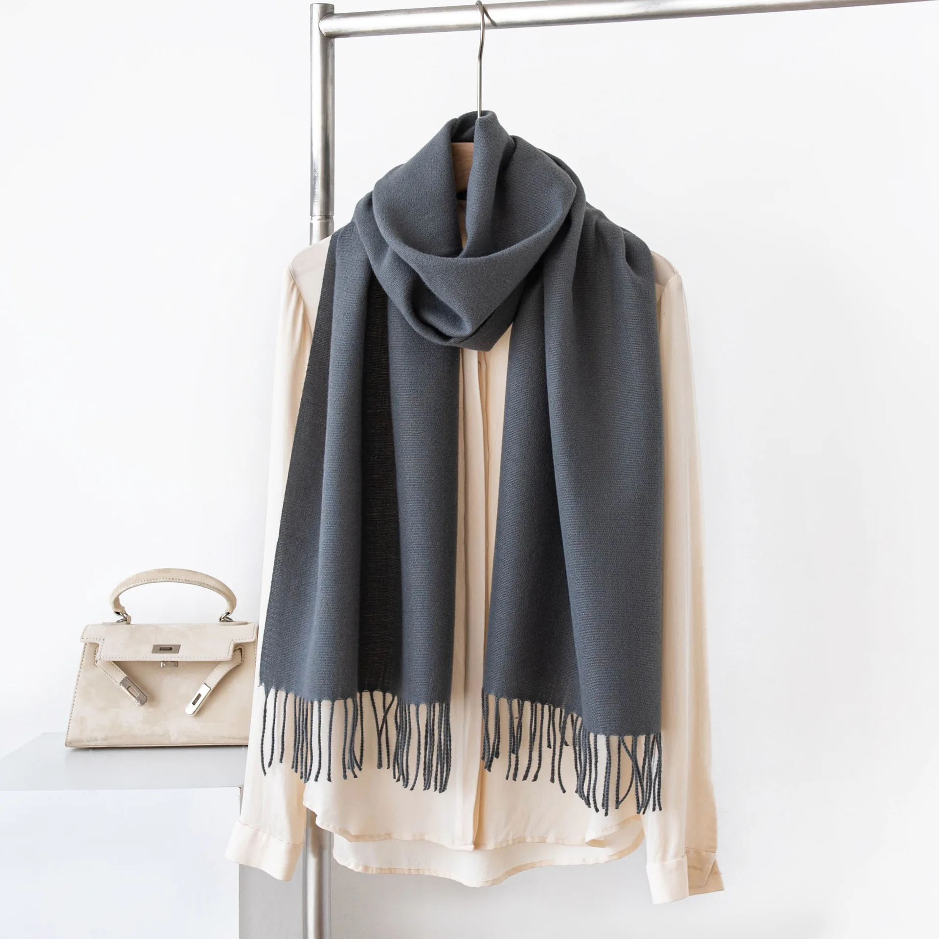 Теплый шарф для женщин, роскошный мягкий однотонный платок, шарф из искусственного кашемира, зимний шарф премиум-класса для езды на велосипеде на открытом воздухе 
Теплый шарф для женщин, роскошный мягкий однотонный платок, шарф из искусственного кашемира, зимний шарф премиум-класса для езды на велосипеде на открытом воздухе