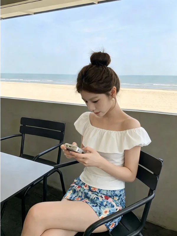 Chic Korean Style Floral Print Two-Piece Set Summer Breathable Women's Fashion Ensemble Casual Vacation Outfit Short Sleeve
Chic Korean Style Floral Print Two-Piece Set Summer Breathable Women's Fashion Ensemble Casual Vacation Outfit Short Sleeve
