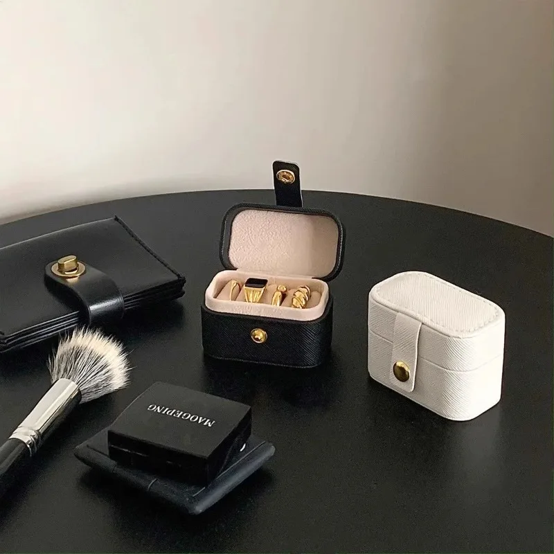 3/4pcs PVC Mini Jewelry Box, Portable Ring & Earring Organizer, Small Storage Case for Earrings & Rings
3/4pcs PVC Mini Jewelry Box, Portable Ring & Earring Organizer, Small Storage Case for Earrings & Rings