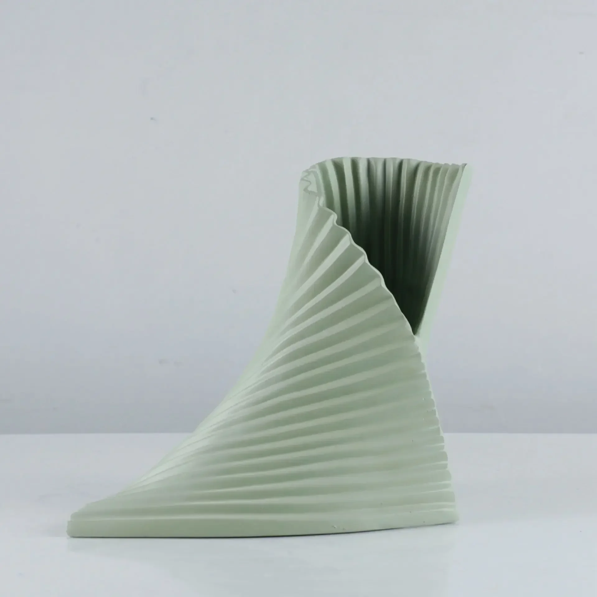 Modern Nordic Creative Geometric Special-shaped Vase Ornament Entrance Living Room Bedroom Desktop Dining Table Home Decoration
Modern Nordic Creative Geometric Special-shaped Vase Ornament Entrance Living Room Bedroom Desktop Dining Table Home Decoration