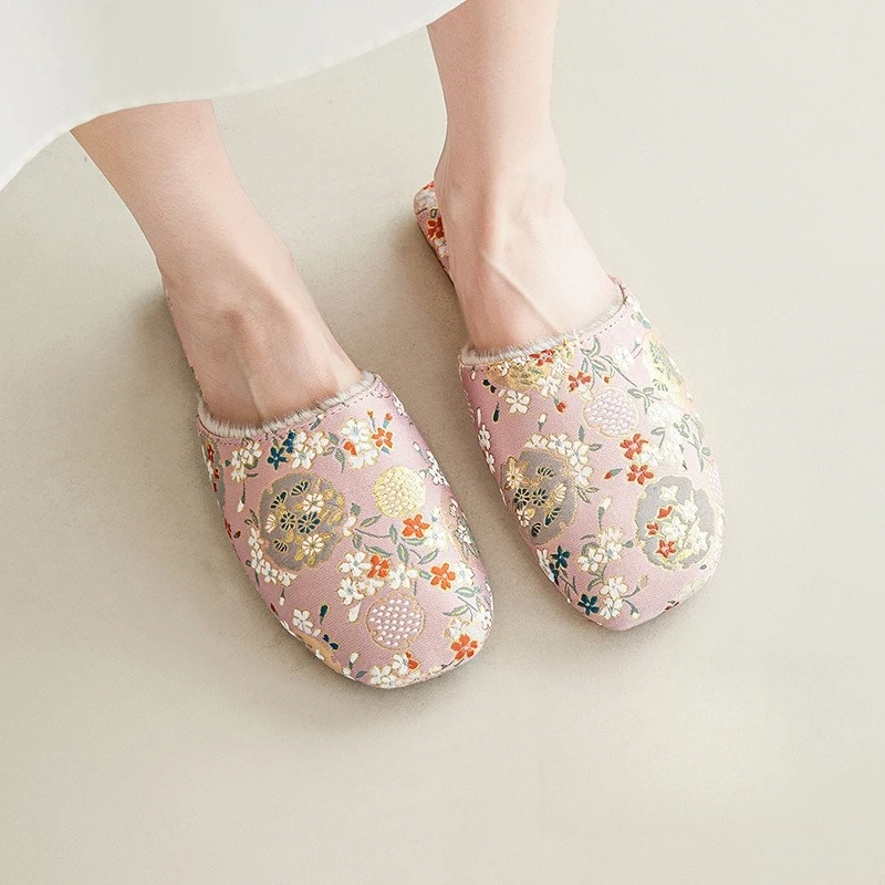 Женские теплые тапочки на флисовой подкладке, осенне-зимние, с цветочной вышивкой, нескользящая резиновая подошва, модные женские уютные домашние тапочки
Женские теплые тапочки на флисовой подкладке, осенне-зимние, с цветочной вышивкой, нескользящая резиновая подошва, модные женские уютные домашние тапочки