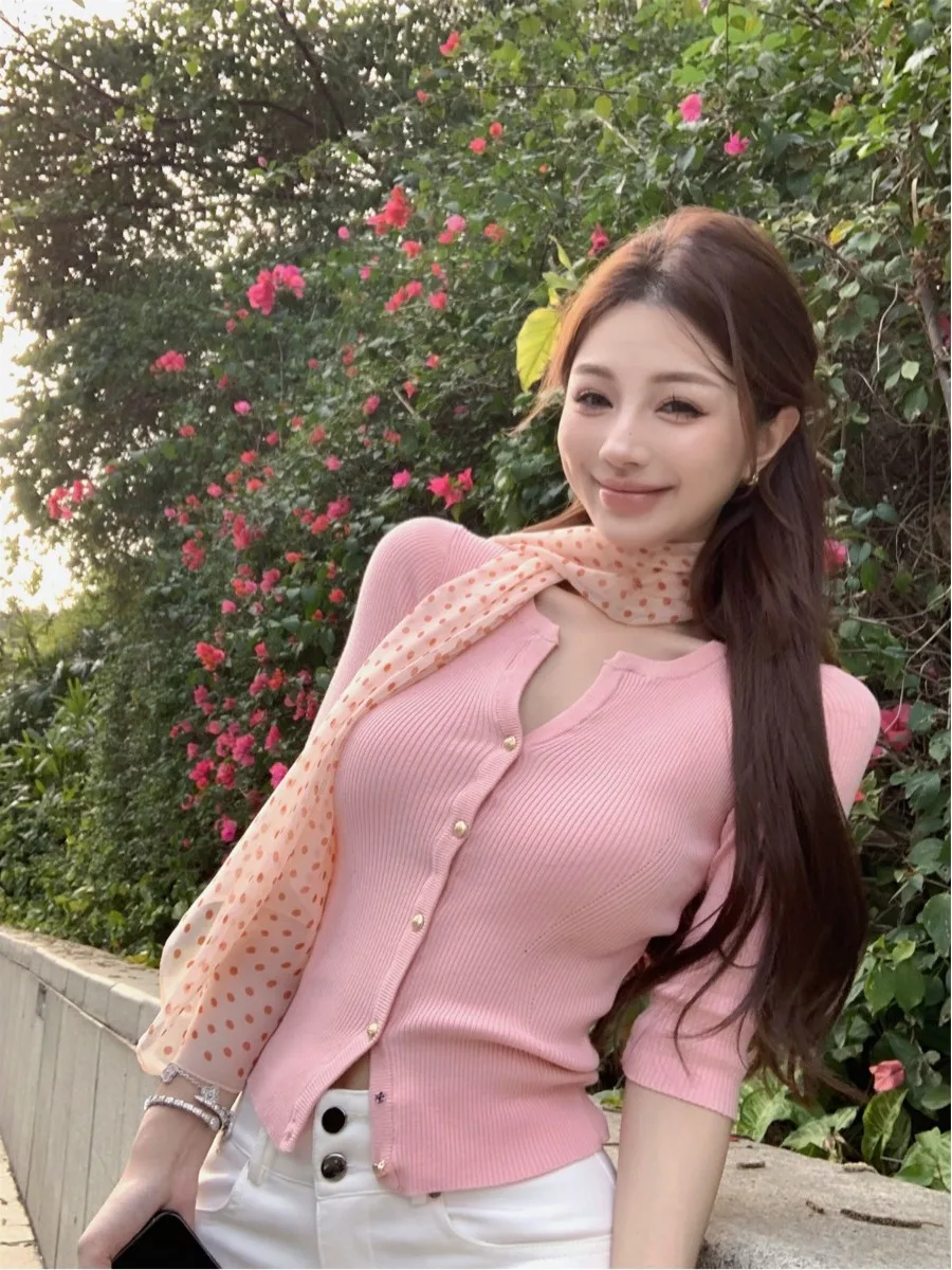 Slimming V-Neck Mid-Sleeve Knitwear with Waist-Cinching Polka Dot Silk Scarf Two-Piece Set Simple Commute Style Korean Fashion
Slimming V-Neck Mid-Sleeve Knitwear with Waist-Cinching Polka Dot Silk Scarf Two-Piece Set Simple Commute Style Korean Fashion