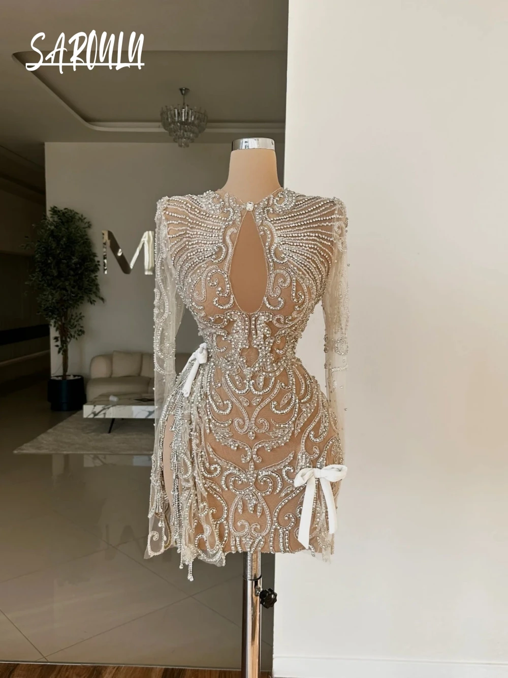 Glamorous Cut Out Evening Dress Exquisite Crystals Sheath Prom Bow Customized Illusion Sleeves Party Shimmering Cocktail Wear
Glamorous Cut Out Evening Dress Exquisite Crystals Sheath Prom Bow Customized Illusion Sleeves Party Shimmering Cocktail Wear
