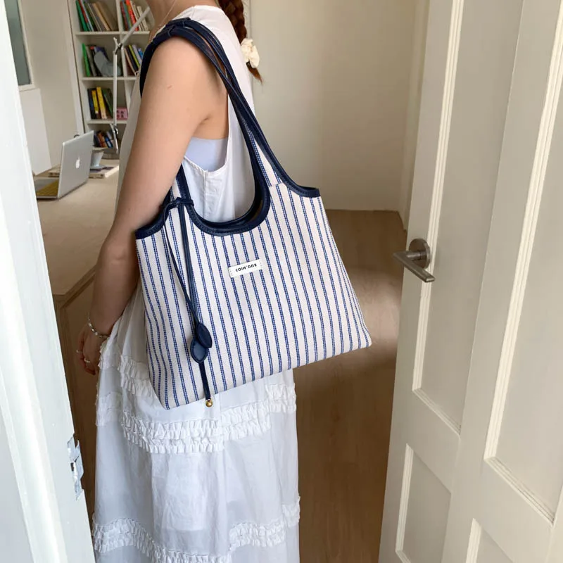 Lazy underarm bag 2025 new contrasting striped canvas bag fashionable large-capacity commuting versatile shoulder bag
Lazy underarm bag 2025 new contrasting striped canvas bag fashionable large-capacity commuting versatile shoulder bag