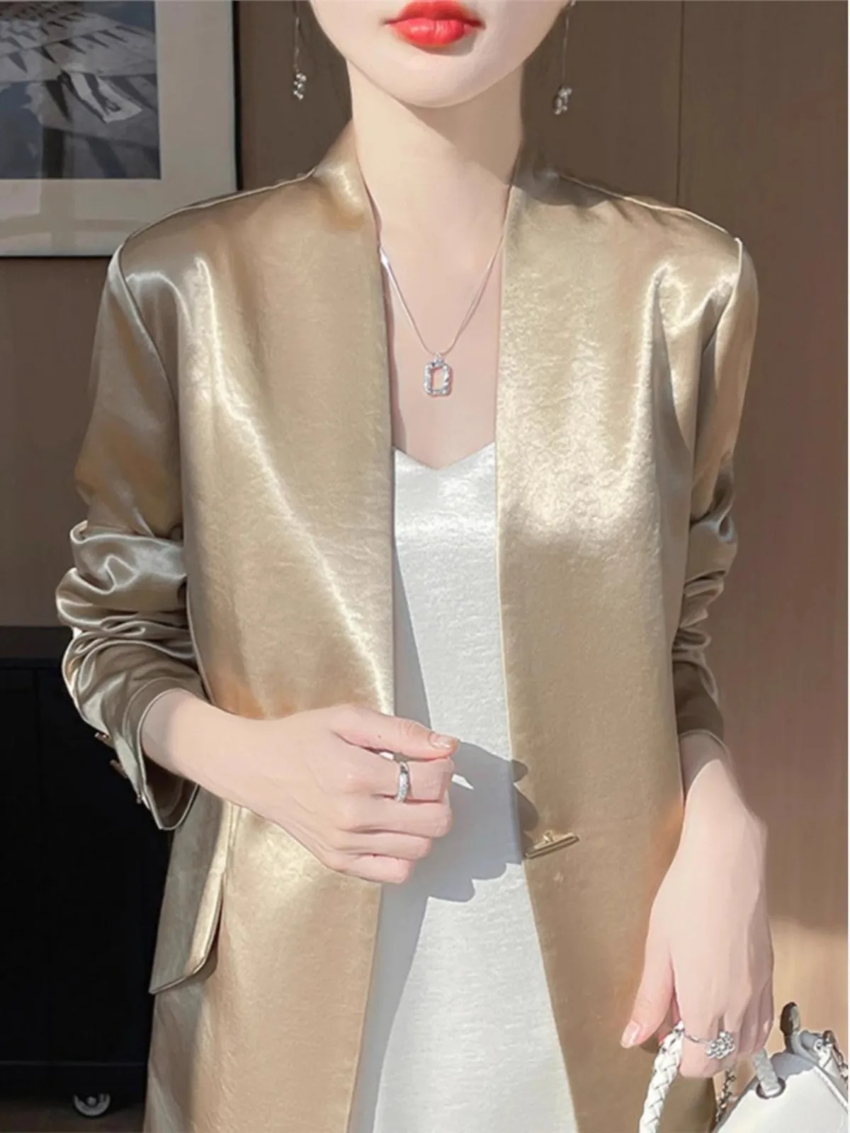 Ele Satin Lapel Suit Women's Loose Sle Faionable Spring New Arrival Luxury Light Weight Coat for Ladies Commute
Ele Satin Lapel Suit Women's Loose Sle Faionable Spring New Arrival Luxury Light Weight Coat for Ladies Commute