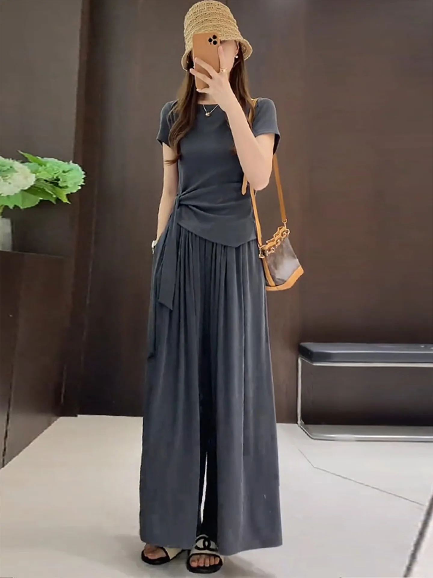 Fashionable Loose Short Sleeve Set Women's Summer New Style Wide Leg Pants Skirt Two Piece Set Casual Sportswear Ensemble
Fashionable Loose Short Sleeve Set Women's Summer New Style Wide Leg Pants Skirt Two Piece Set Casual Sportswear Ensemble