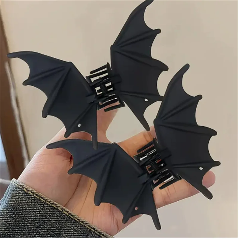 Gothic Punk Batwing Hair Clip - An elegant metal ponytail accessory for women, perfect for Halloween and Christmas parties
Gothic Punk Batwing Hair Clip - An elegant metal ponytail accessory for women, perfect for Halloween and Christmas parties