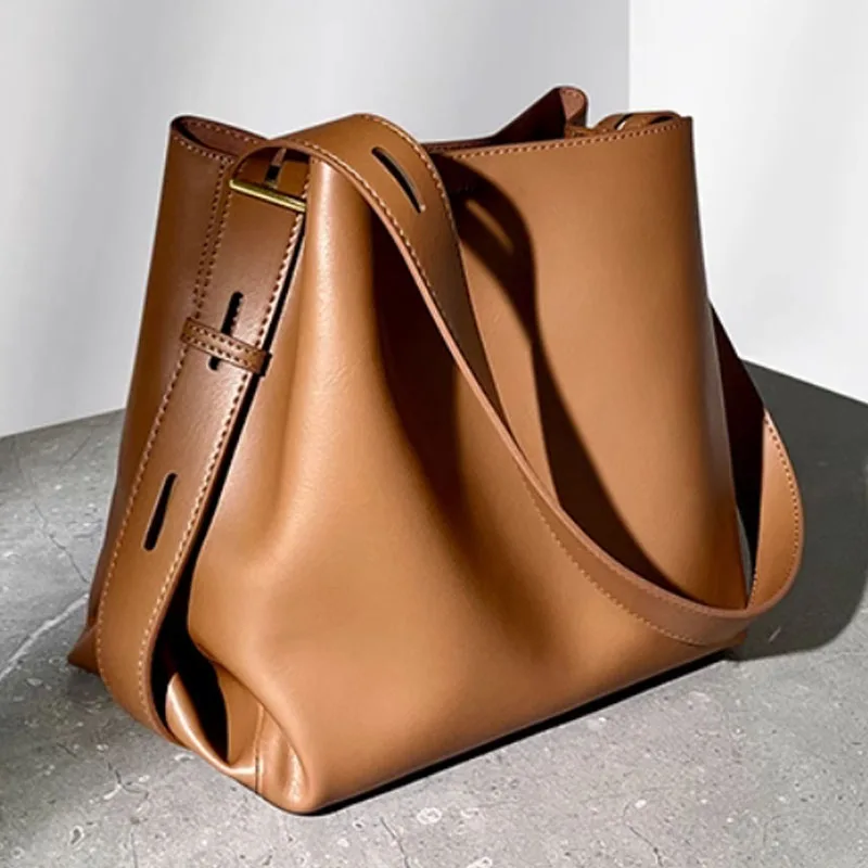 Simple Design Women Bag 2024 New Large Capacity Bucket Bag Commuter Tote Bag Shoulder Bag
Simple Design Women Bag 2024 New Large Capacity Bucket Bag Commuter Tote Bag Shoulder Bag