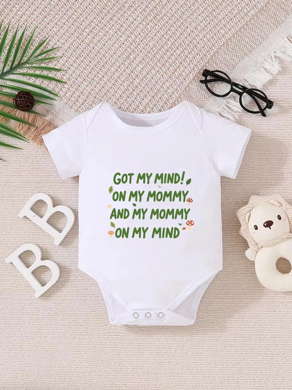 Playful letter-printed baby short-sleeve triangle bodysuit. Button closure for easy dressing, machine washable
Playful letter-printed baby short-sleeve triangle bodysuit. Button closure for easy dressing, machine washable