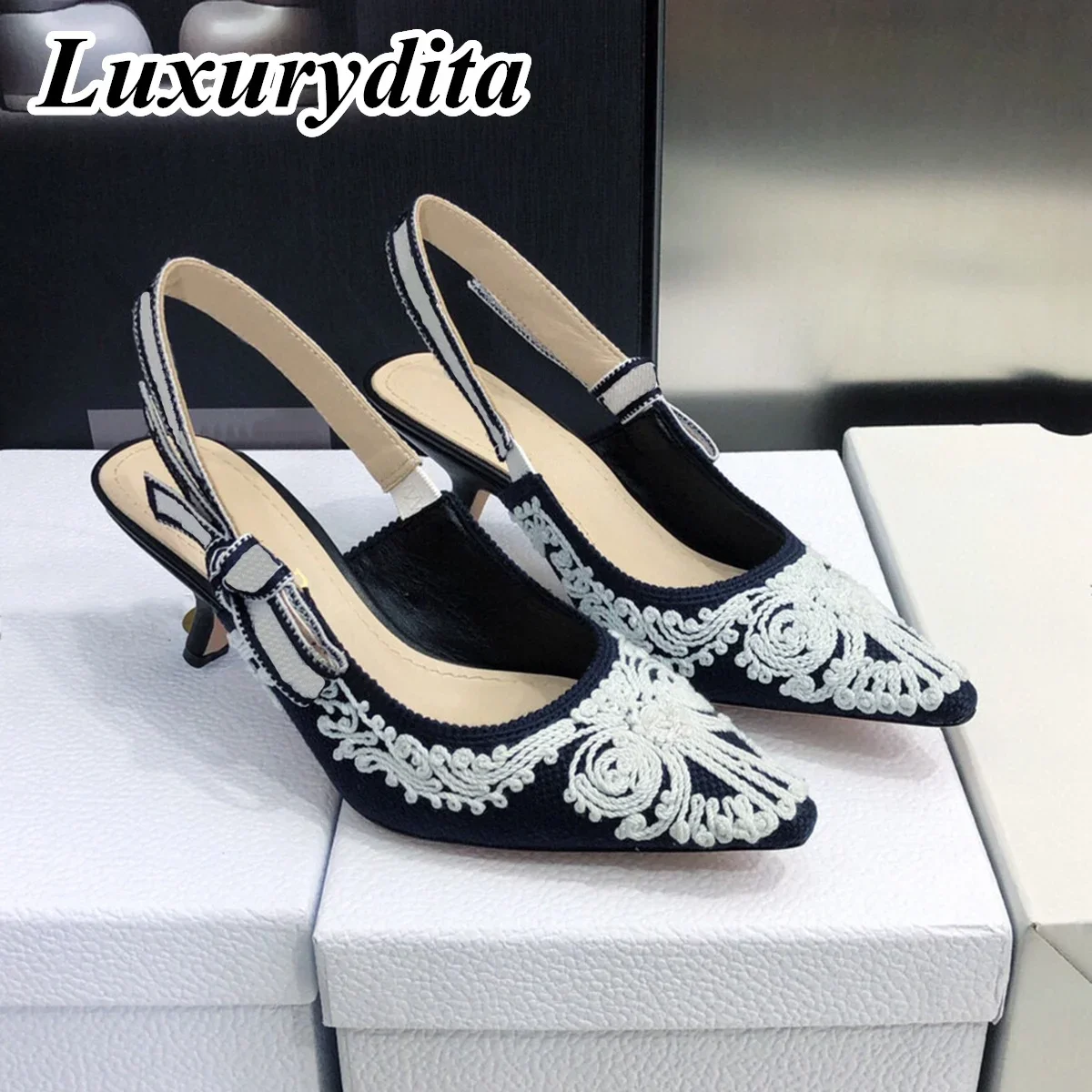 Top Quality Luxury Womens Sandal Casual Lace Flat Fashion Embroidered Muller Shoes Designer Silk Leather Soled High Heel
Top Quality Luxury Womens Sandal Casual Lace Flat Fashion Embroidered Muller Shoes Designer Silk Leather Soled High Heel