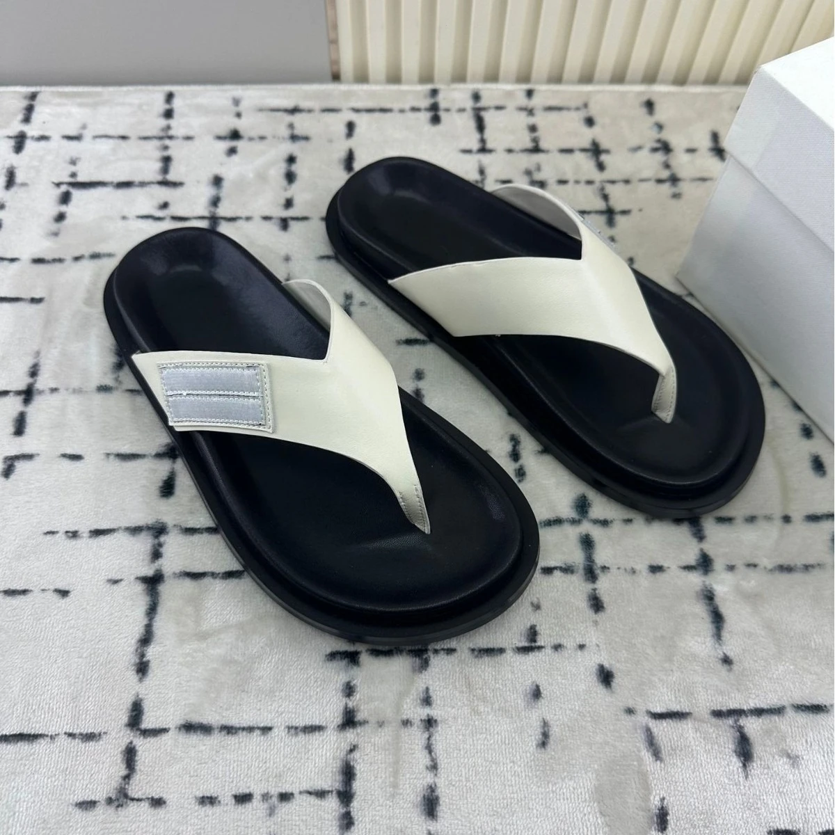 Luxury Designer Minimalist Leather Platform Flip Flops Thick Soft Insole Non Slip Outdoor Holiday Casual Thong Sandal for Ladies
Luxury Designer Minimalist Leather Platform Flip Flops Thick Soft Insole Non Slip Outdoor Holiday Casual Thong Sandal for Ladies