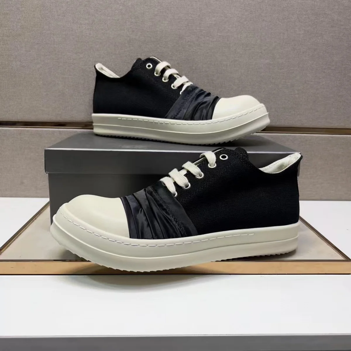 Ro Retro Classic Black Canvas Low Top Shoes Sneaker Men Shoe Black Pleated Cloth Lace Up Women Casual Sneakers
Ro Retro Classic Black Canvas Low Top Shoes Sneaker Men Shoe Black Pleated Cloth Lace Up Women Casual Sneakers