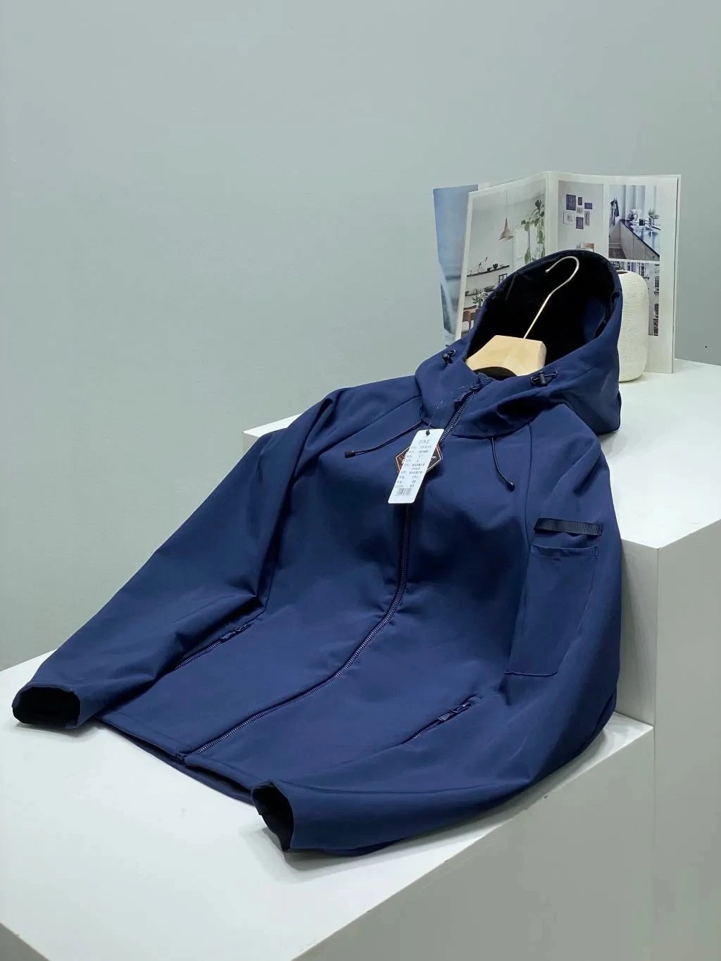 Износостойкая дышащая мужская уличная ветрозащитная тонкая теплая куртка с капюшоном из полиэфирного волокна, приталенного кроя, с длинными рукавами
Износостойкая дышащая мужская уличная ветрозащитная тонкая теплая куртка с капюшоном из полиэфирного волокна, приталенного кроя, с длинными рукавами