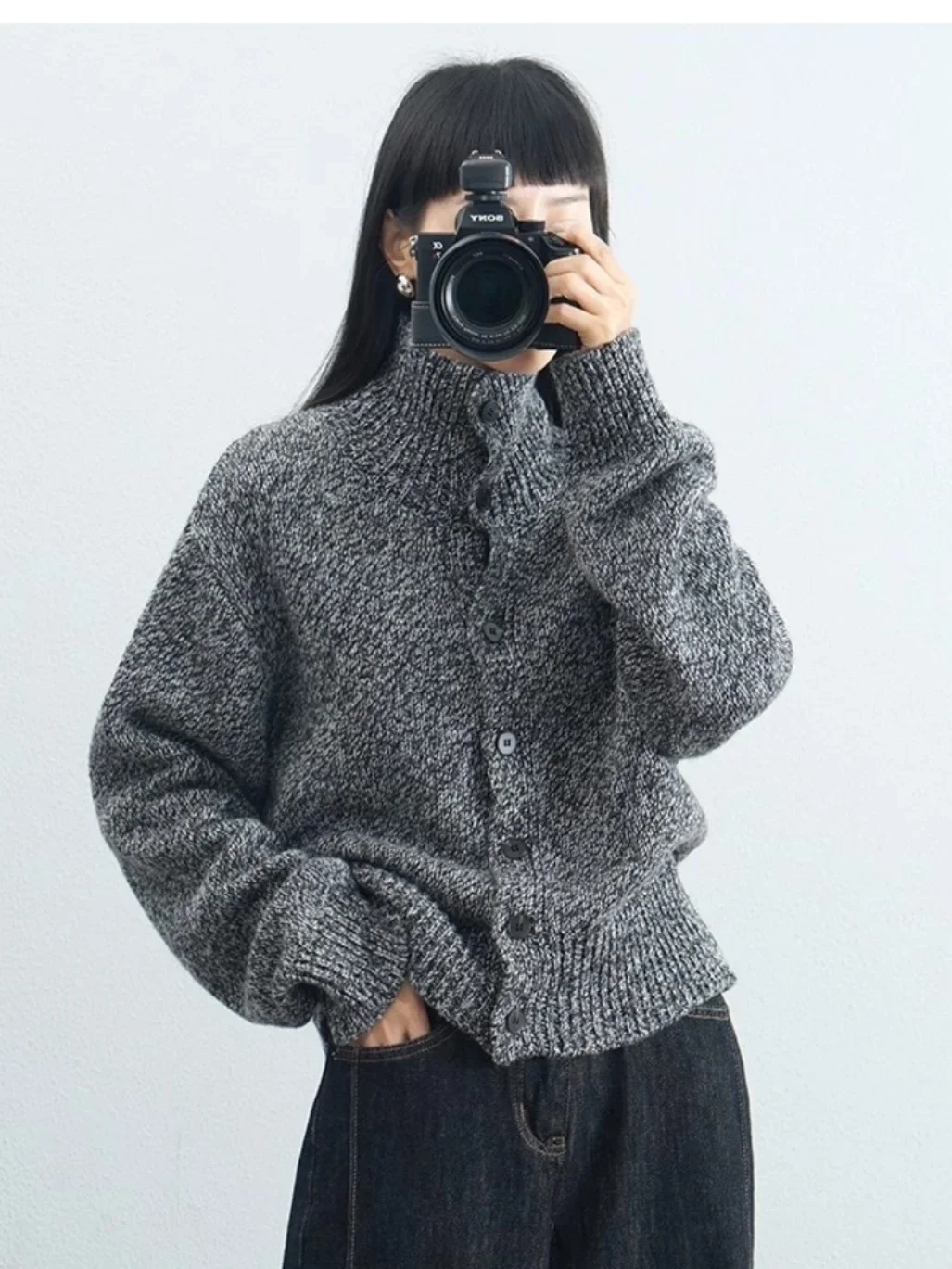 High-grade sense-row button clip flower gray collar cashmere knit cardigan women's autumn and winter loose casual sweater
High-grade sense-row button clip flower gray collar cashmere knit cardigan women's autumn and winter loose casual sweater