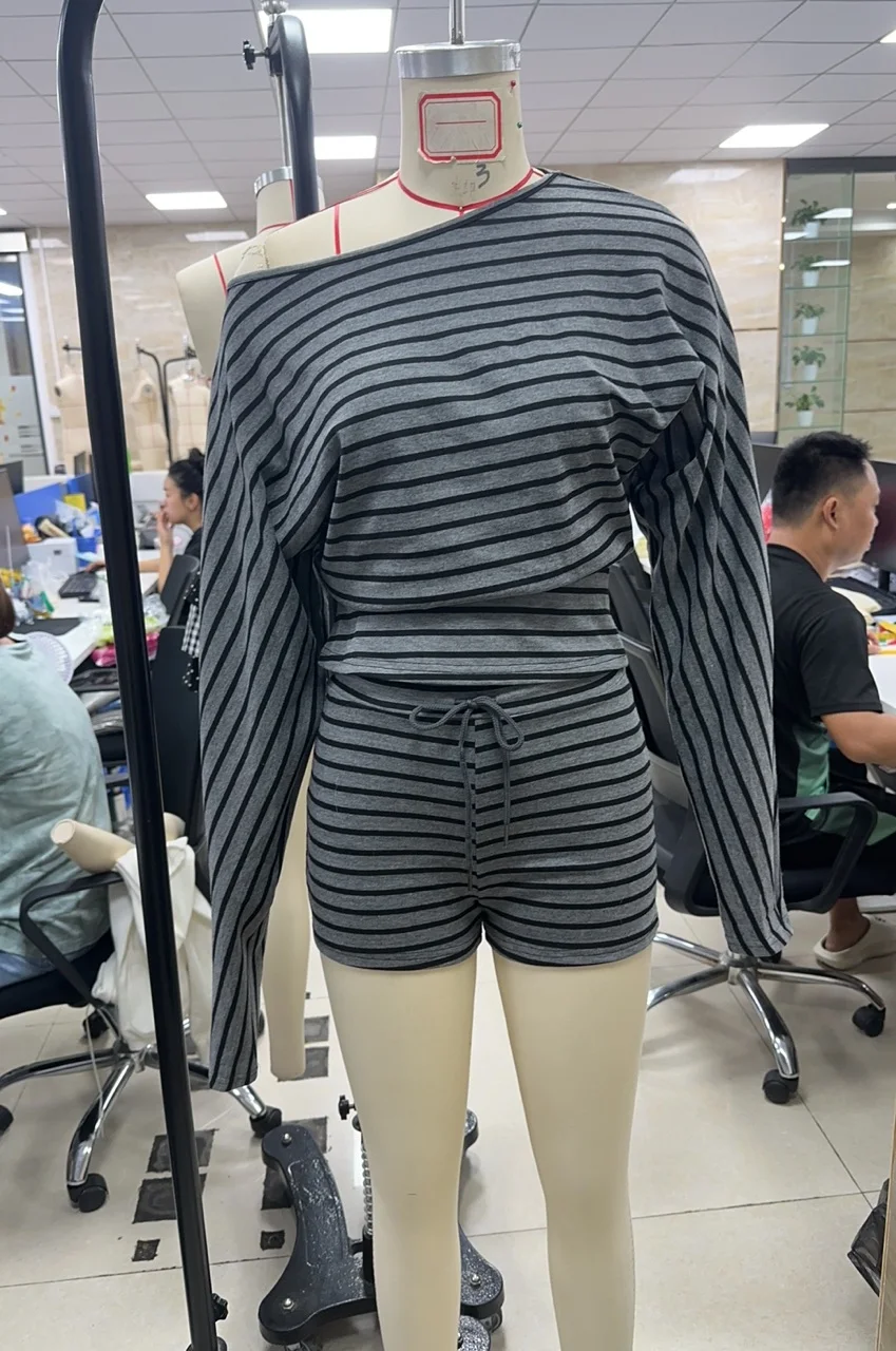 Женские летние комплекты из двух предметов. Стильные укороченные топы в полоску с длинными рукавами и открытыми плечами и шорты с эластичной резинкой на талии.
Женские летние комплекты из двух предметов. Стильные укороченные топы в полоску с длинными рукавами и открытыми плечами и шорты с эластичной резинкой на талии.