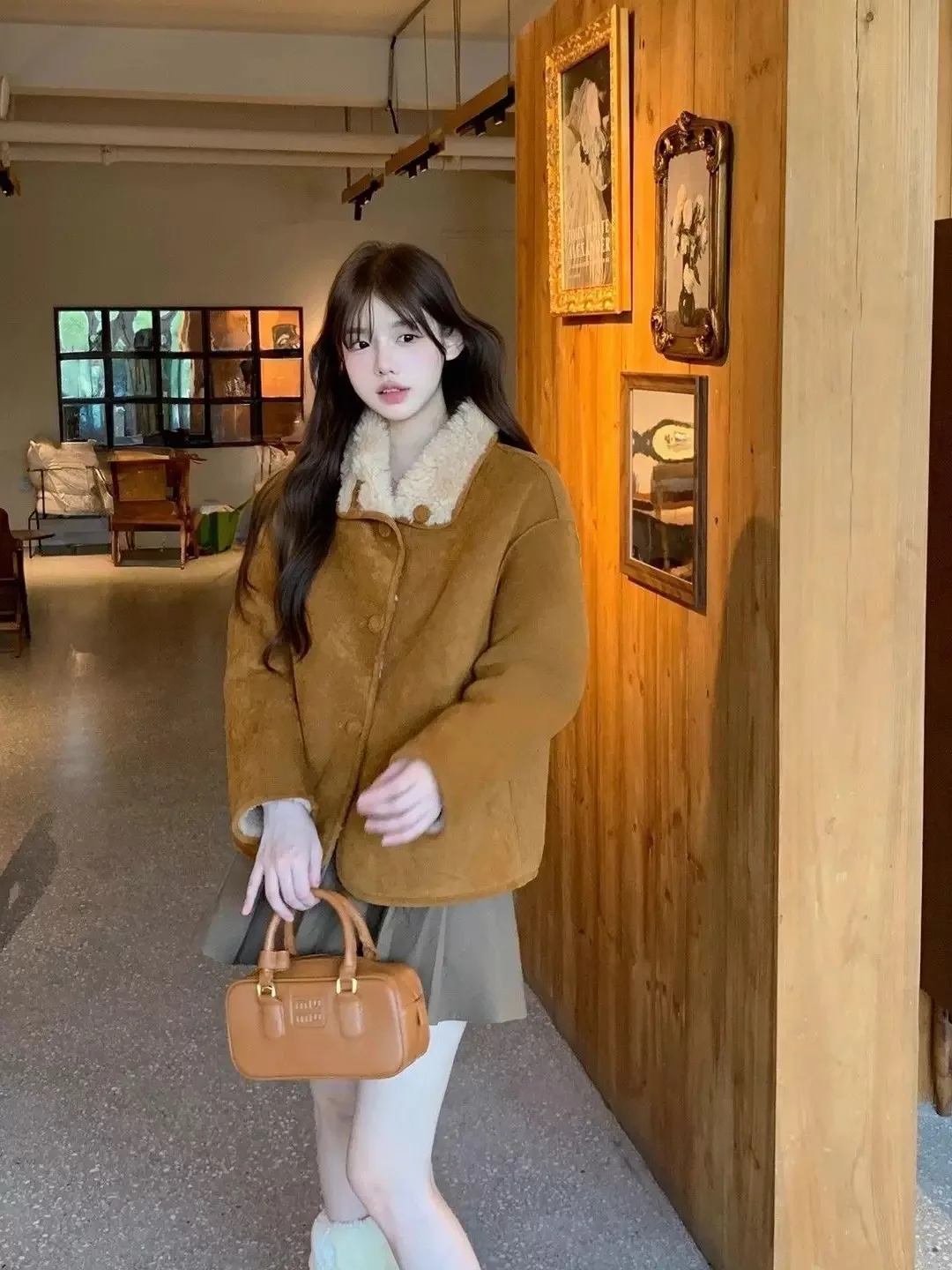 Женская зимняя утепленная куртка с воротником из овчины, двусторонняя, из кожи и меха, теплая, в американском стиле
Женская зимняя утепленная куртка с воротником из овчины, двусторонняя, из кожи и меха, теплая, в американском стиле